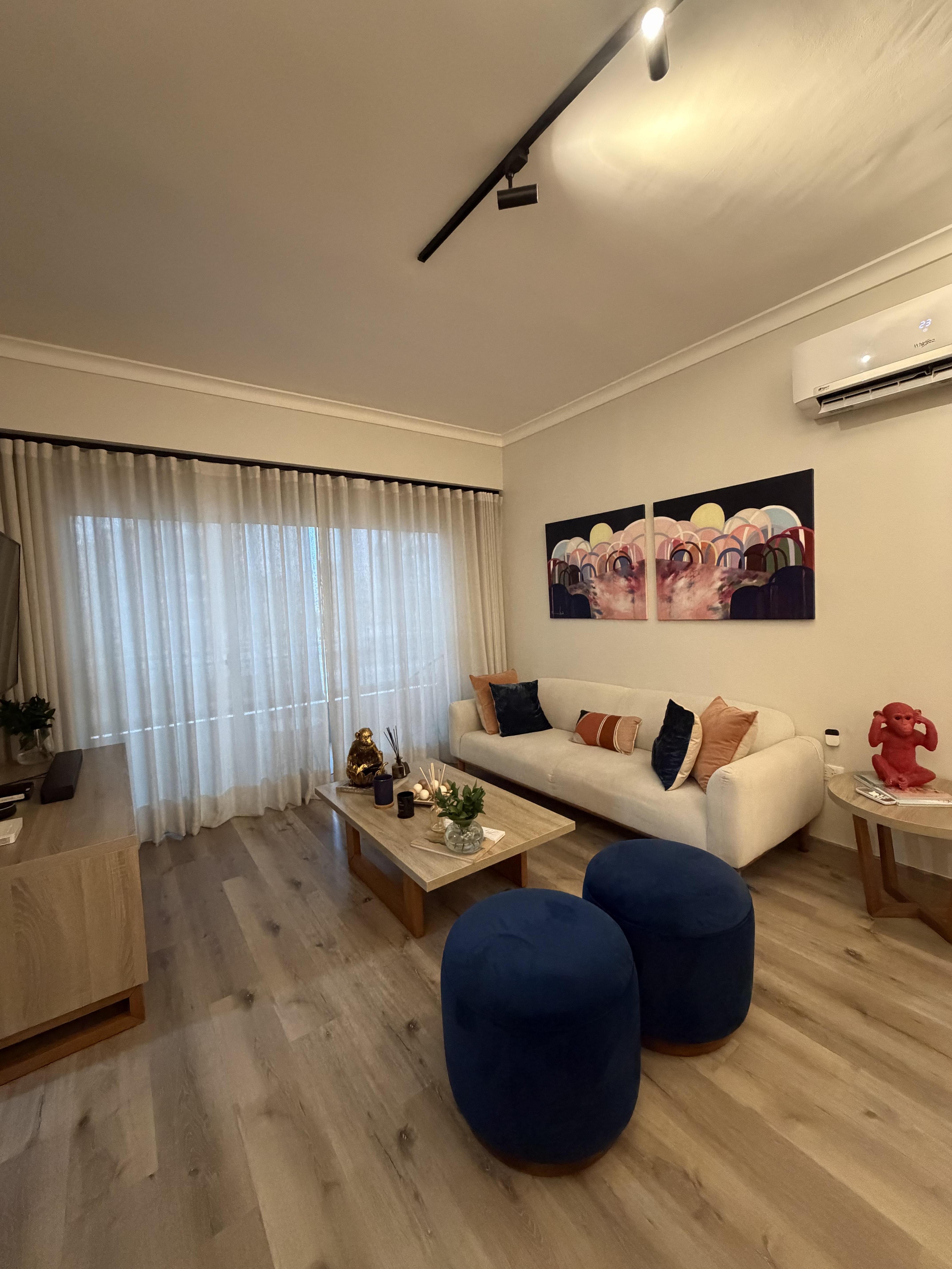 Apartamentos de 3 habitaciones en La Esmeralda, Santiago – Línea blanca y salas con doble altura