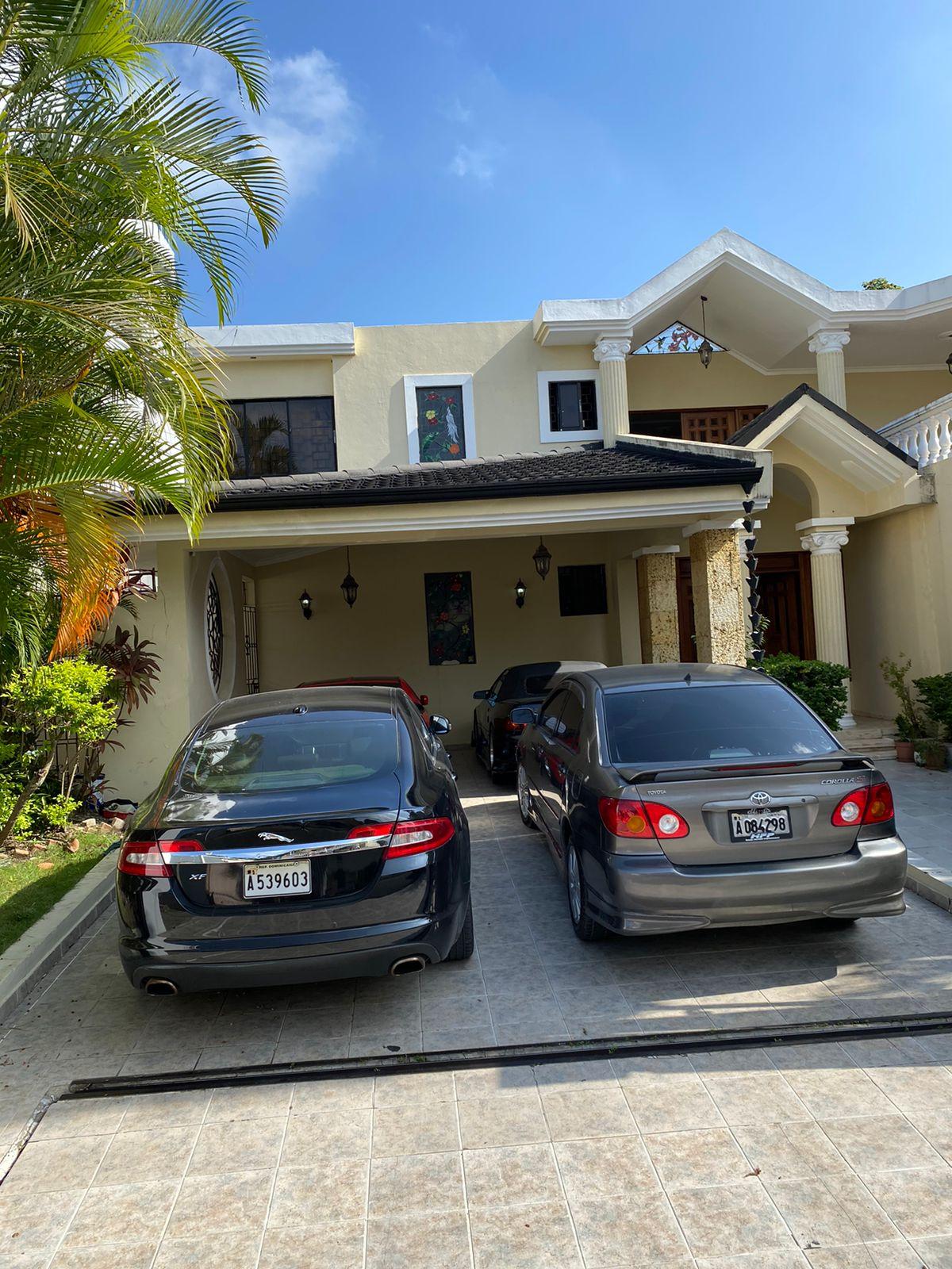 HERMOSA CASA EN VENTA - LOS LAURELES