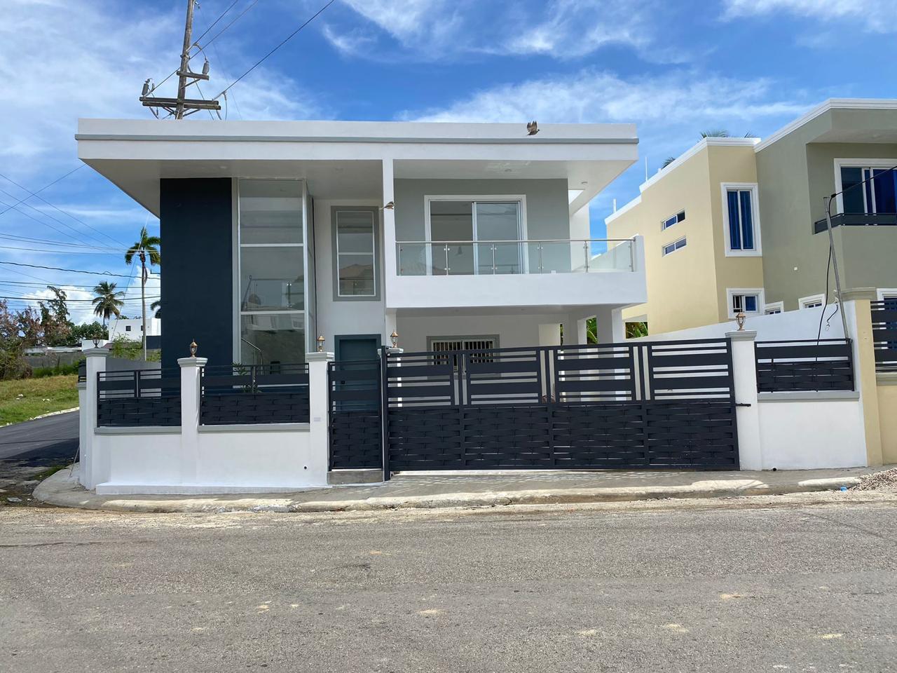 CASA EN VENTA EN EL DORAL, PUERTO PLATA.
