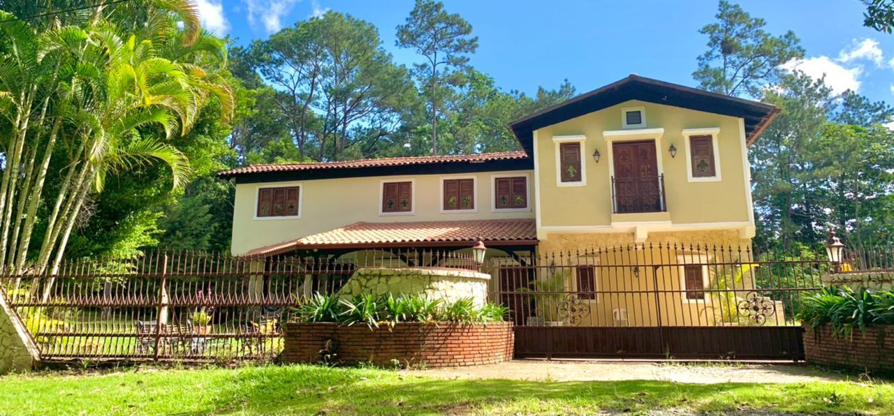 Vendo VILLA AMUEBLADA en Jarabacoa en un terreno de 3000 metros cuadros