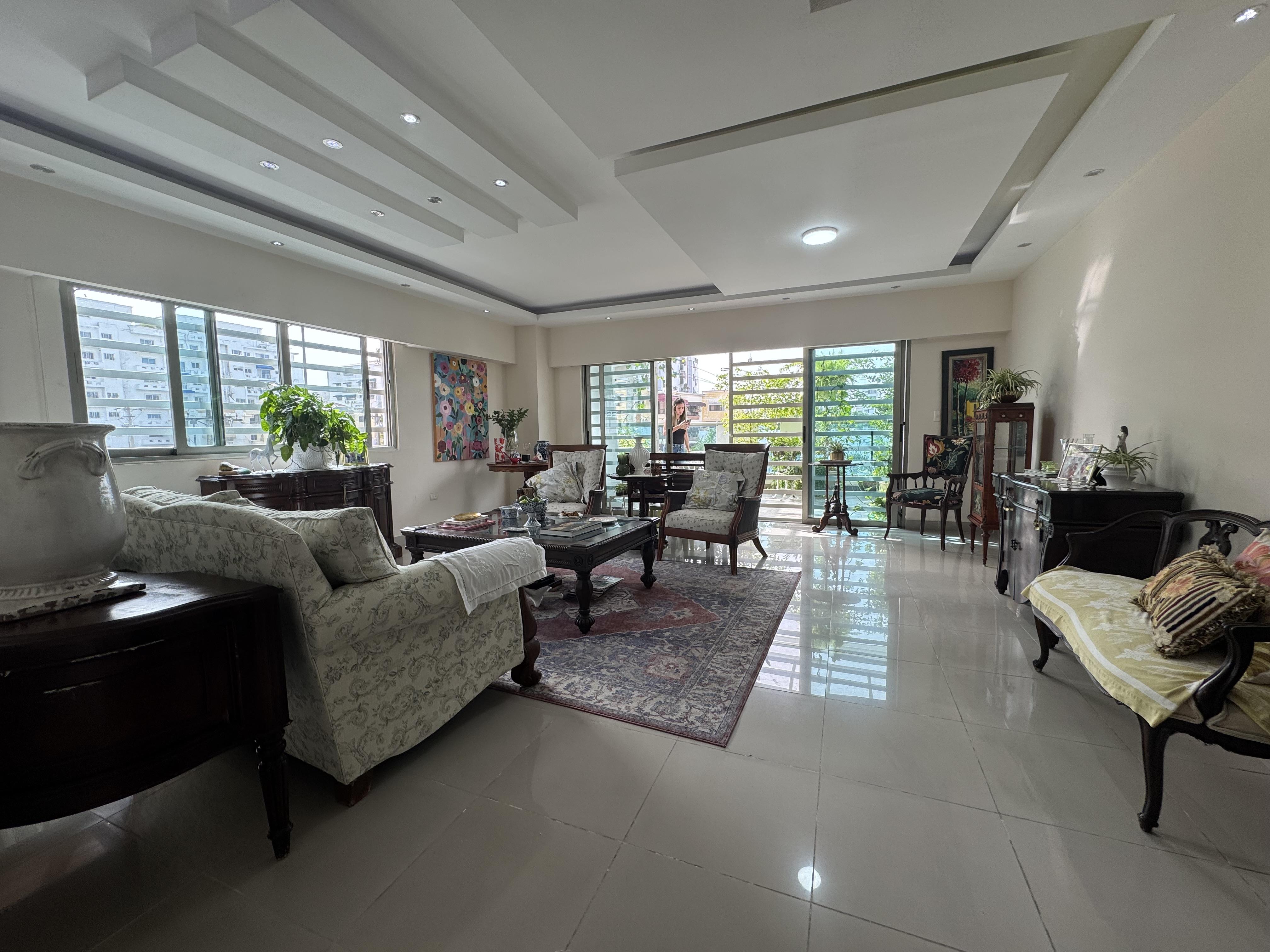 Evaristo Morales 3 Habitaciones + Terraza US$350,000
