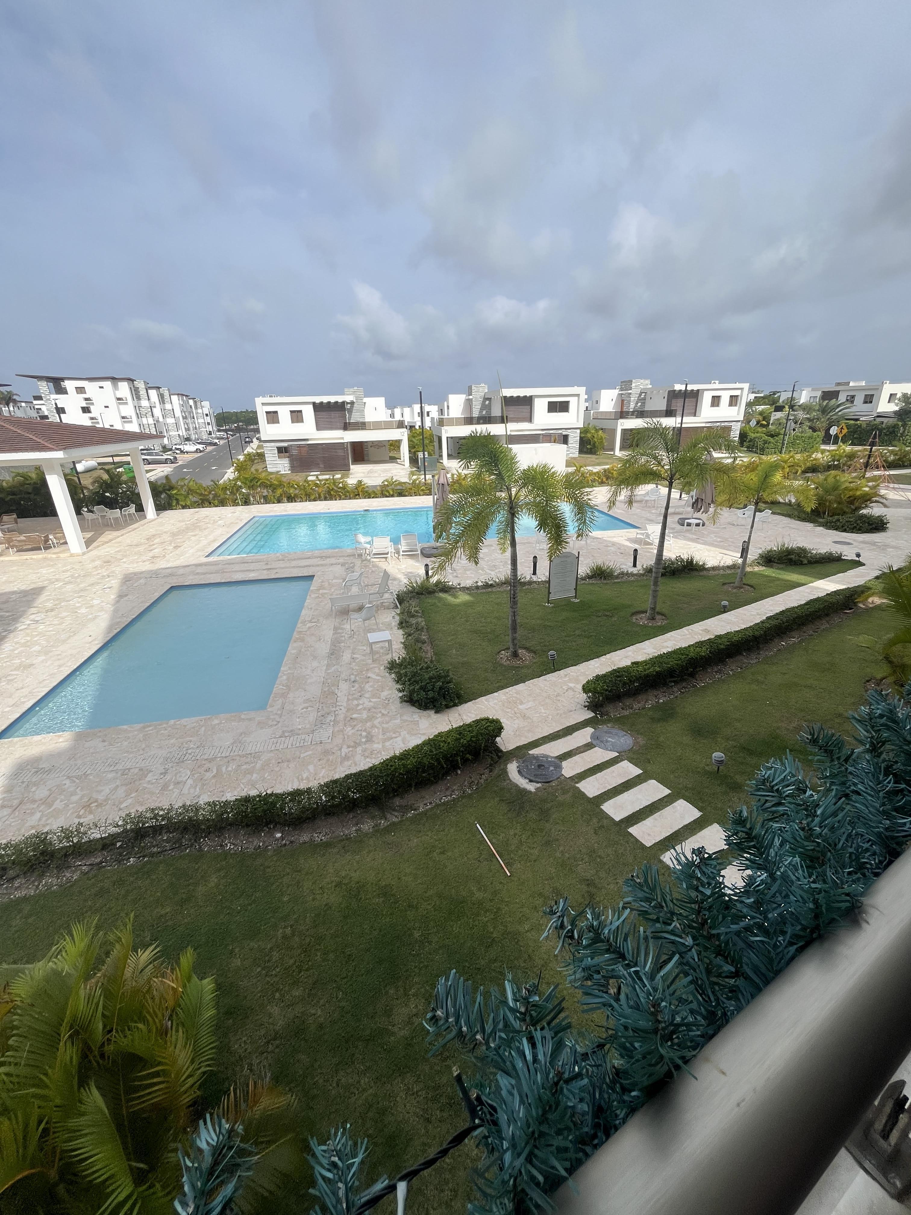 En Venta de Gran Oportunidad para inversion o para vivir nuevo apartamento a estrenar en Residencial Velero con seguridad cerrado con piscinas en Punta Cana de 2 dormitorios en 2 do piso vista Gardin .
