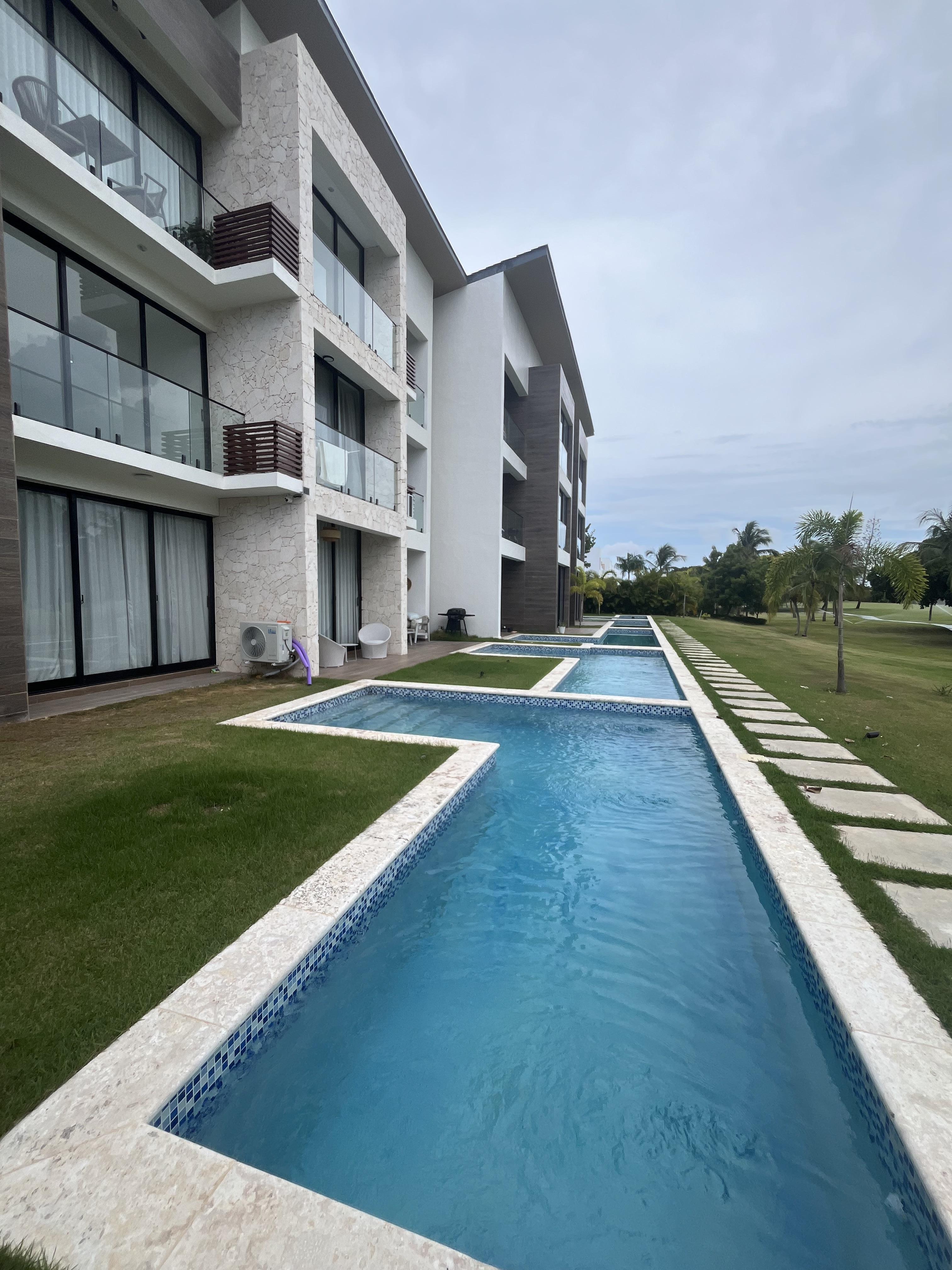 En Venta amplio , moderno , recien construido apartamento de 3 dormitorios en Residencial Cocotal , Bavaro . Vista despejada al campo de golf . Techos altos . Excelente distribucion