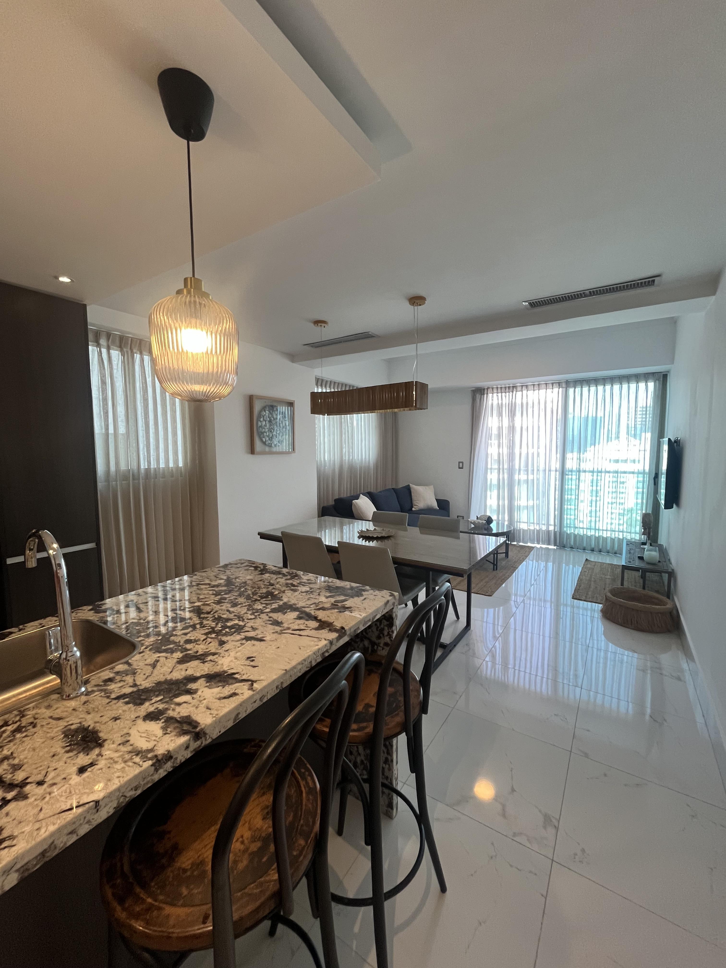 En Renta en Pintinin moderno finamente amueblado apartamento de 1 dormitorio con vista despejada en una torre con gimnasio y piscina .