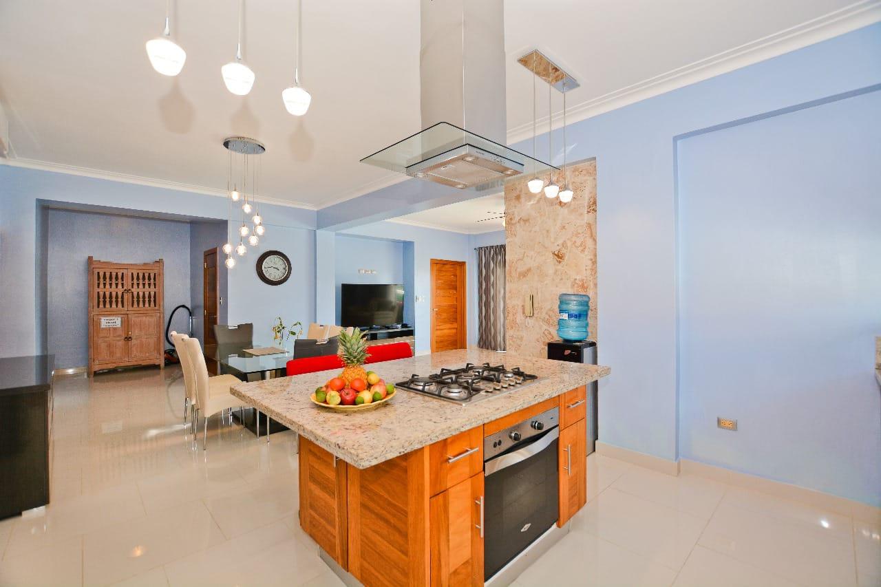 En Renta largo o corto plazo amplio y fresco apartamento amueblado a 10 min caminando de la playa El Cortecito . Residencial Costa Hermosa con seguridad , gym y piscinas .