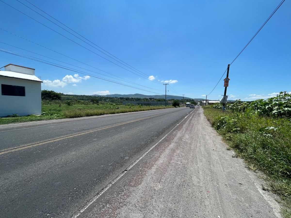 A PIE DE CARRETERA PROYECTO MOTEL XOCHITEPEC