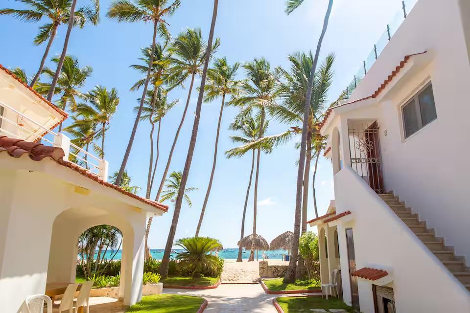 🌴 Coastal Gem Just Steps from the Caribbean Sea