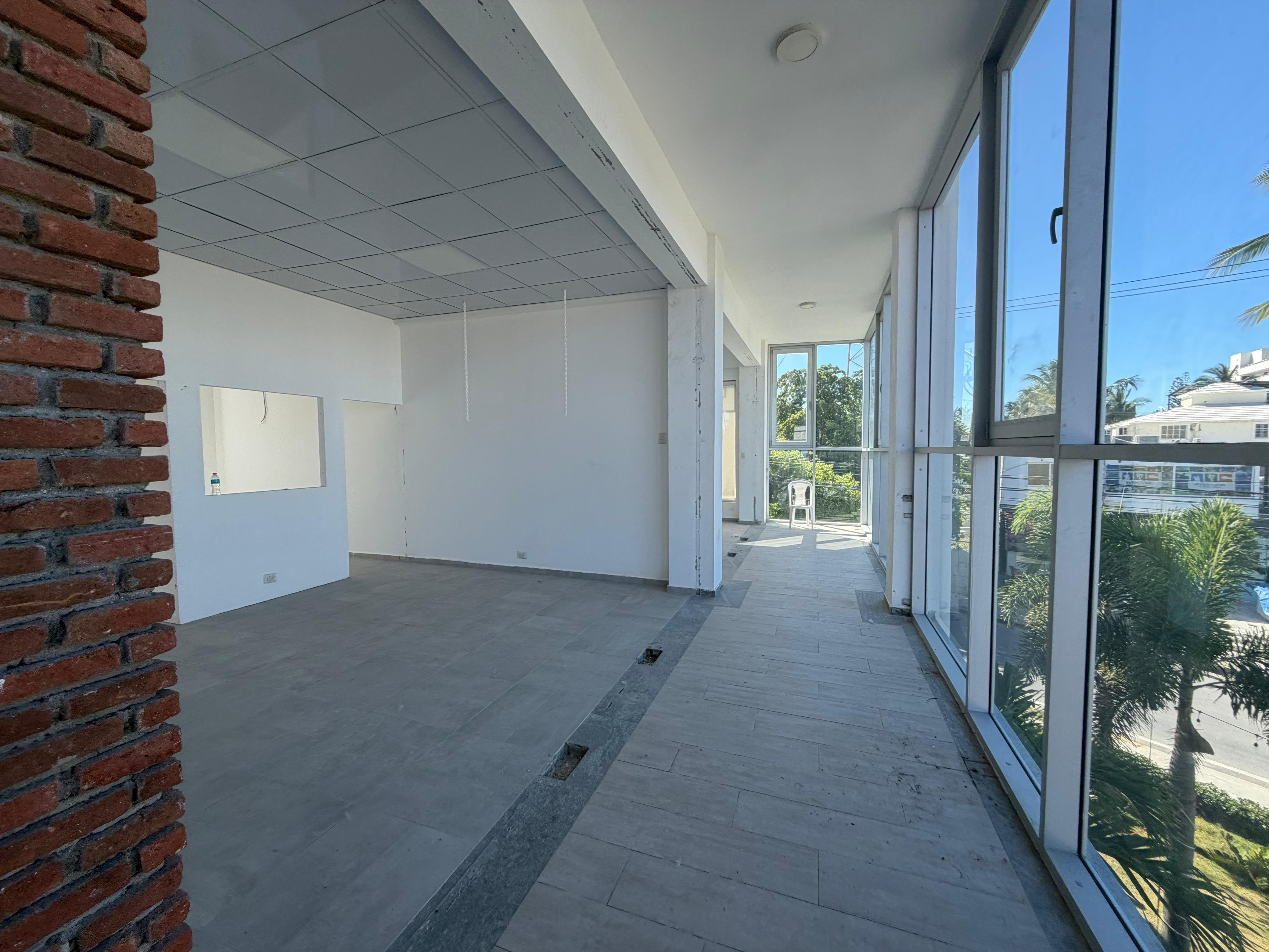 Local Comercial en Alquiler en Los Corales, Bávaro Punta Cana | 143 m² en Zona de Alto Tráfico Comercial con vista a la calle - segundo nivel