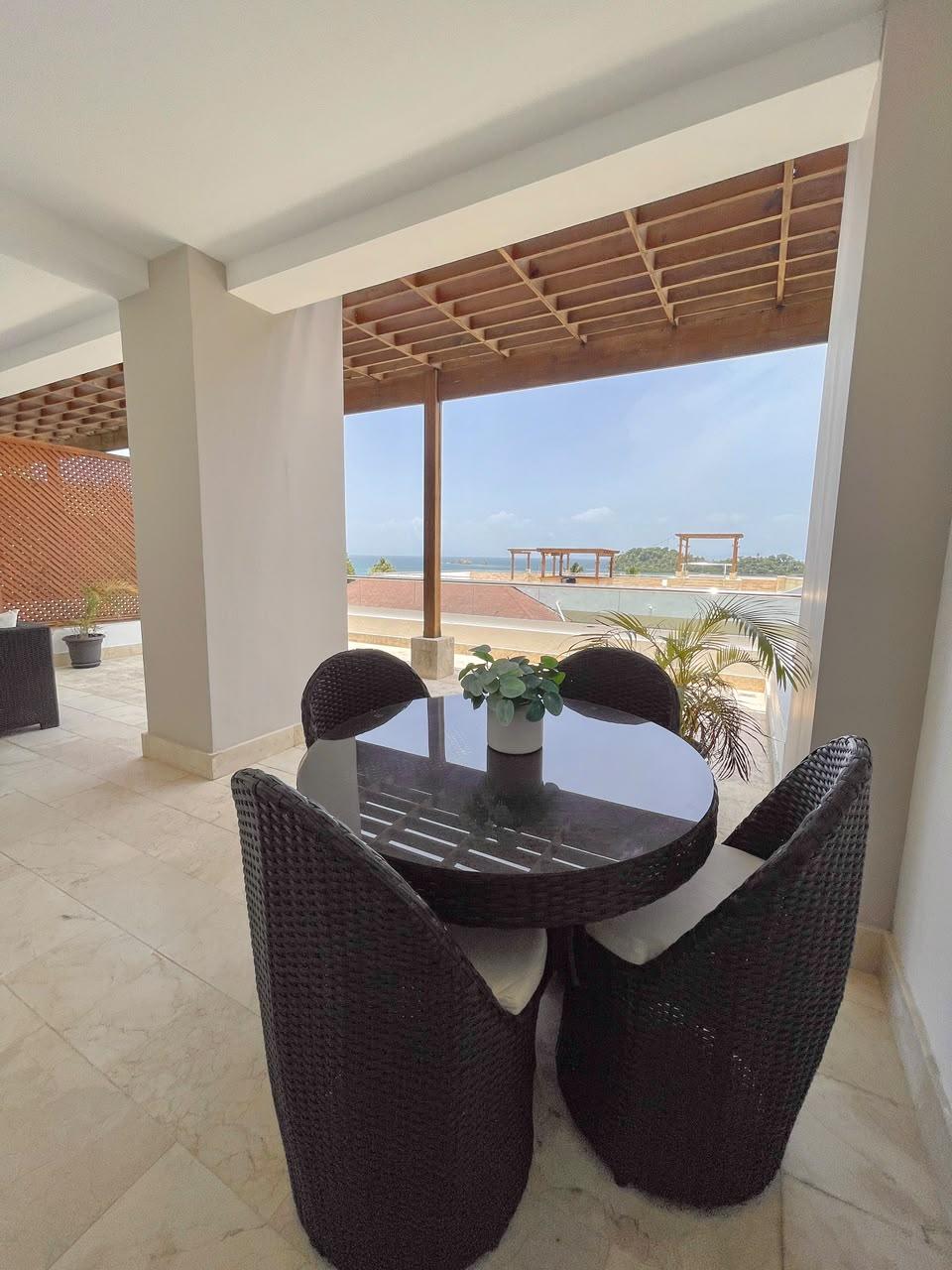 Apartamento en venta en Samaná frente a la Bahía con terraza privada
