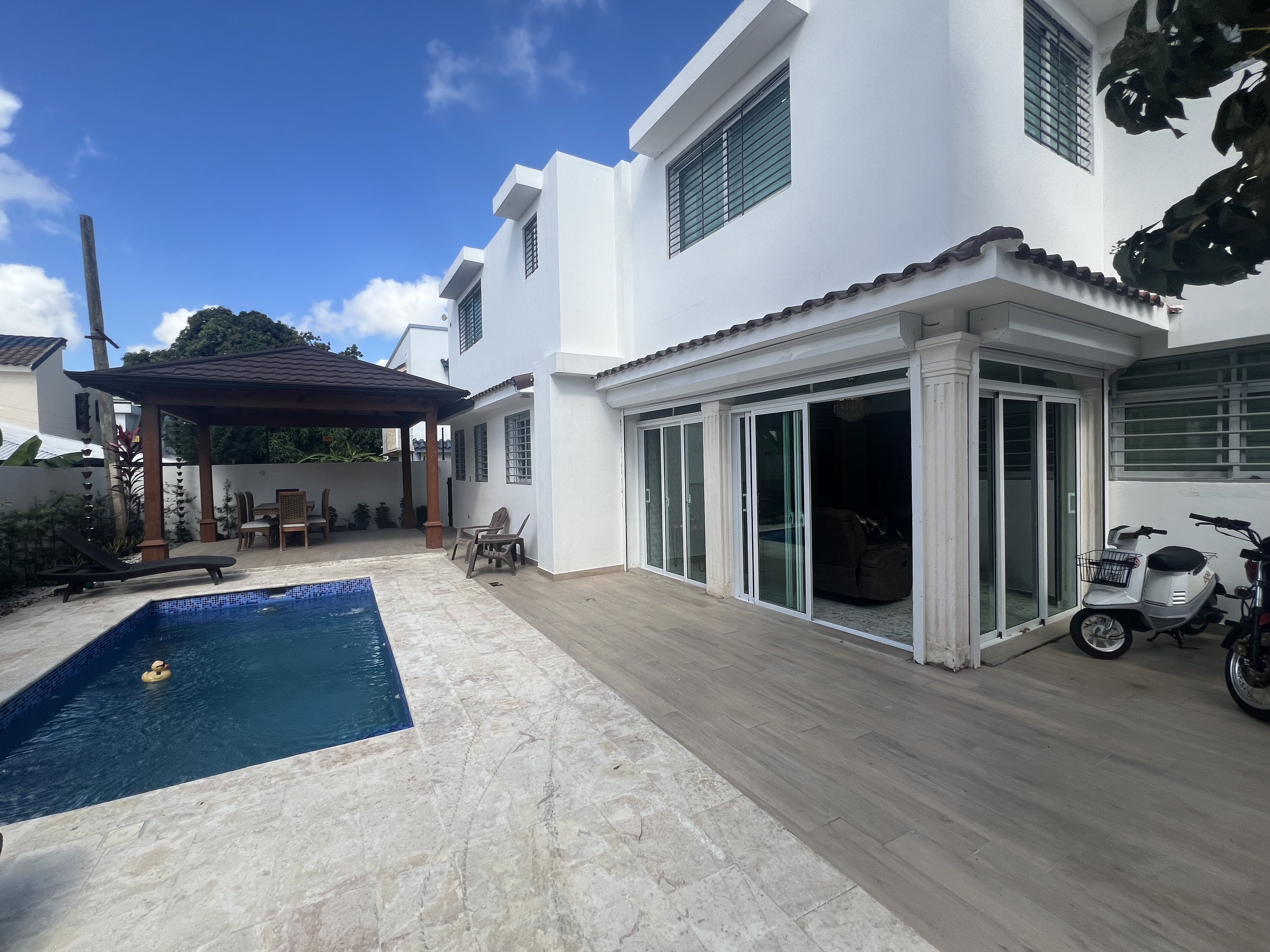 Vendo en Cerro Alto, Santiago, Amplia casa de 2 niveles