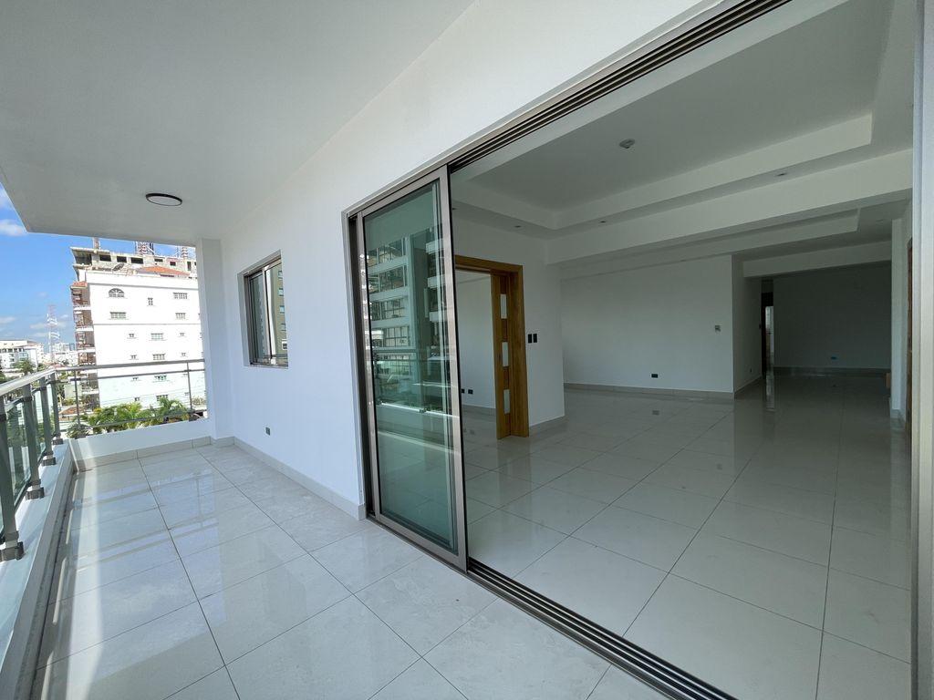 Apartamento de 3 habitaciones con estudio y balcon amplio