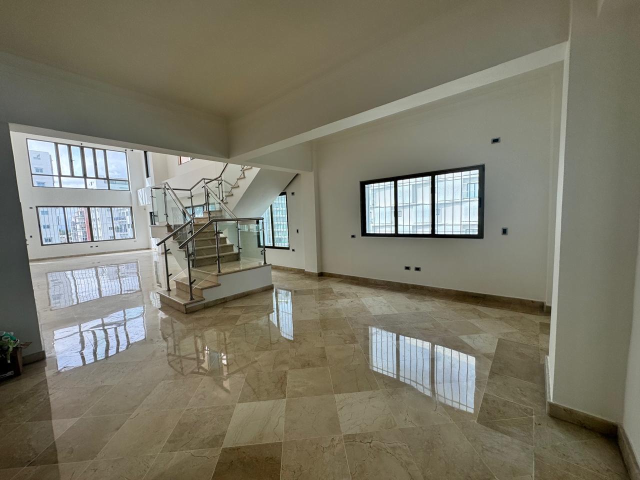 Penthouse de 5 Habitaciones con Terraza y 5 parqueos
