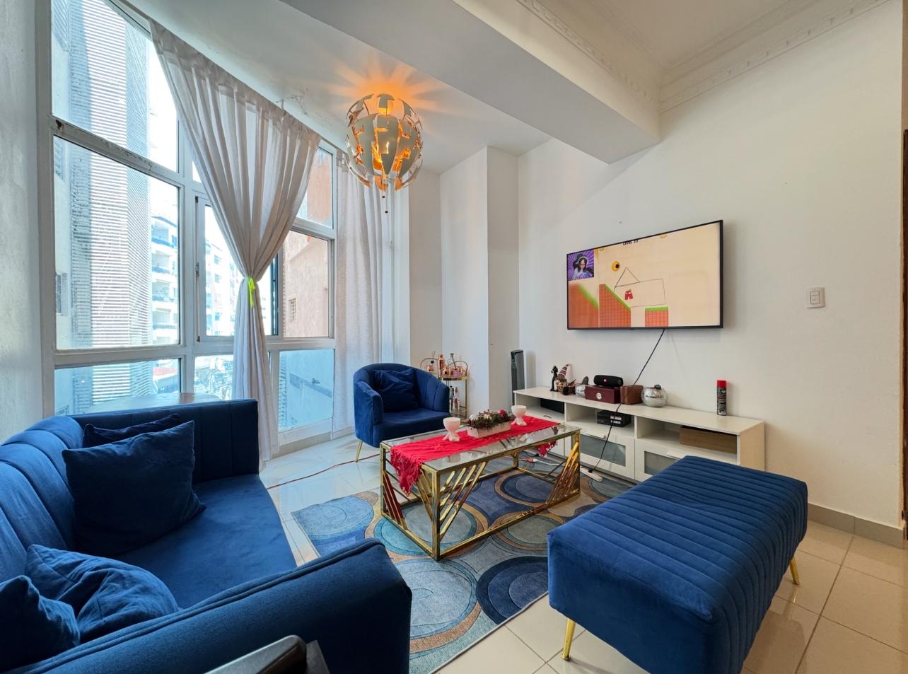 Apartamento de 3 habitaciones con 2 parqueos paralelos en venta.