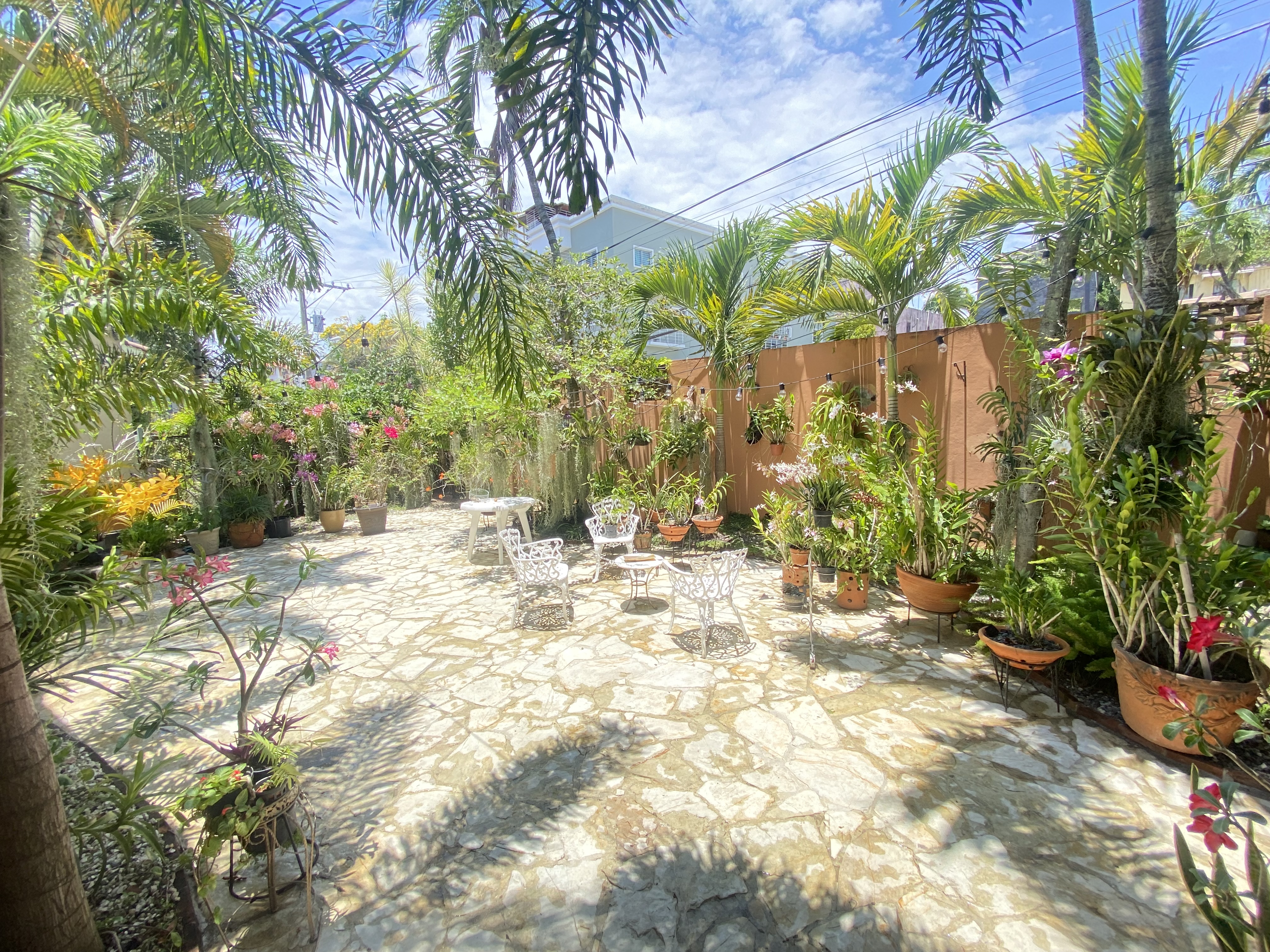 Casa de buen metraje con patio en Arroyo Hondo