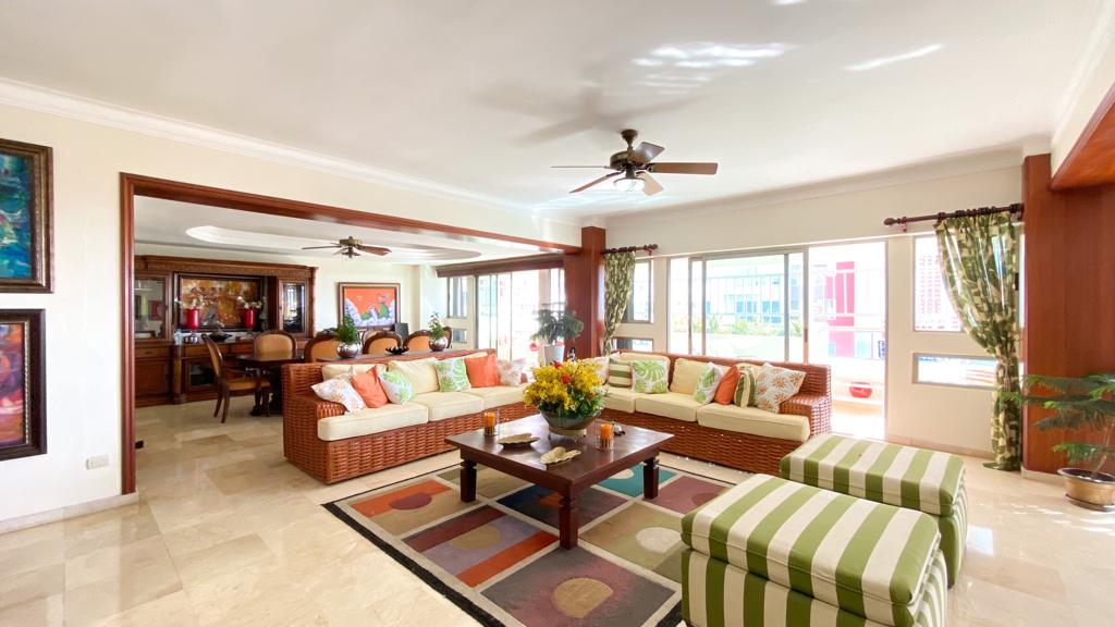 Amplio apartamento con vista al mar