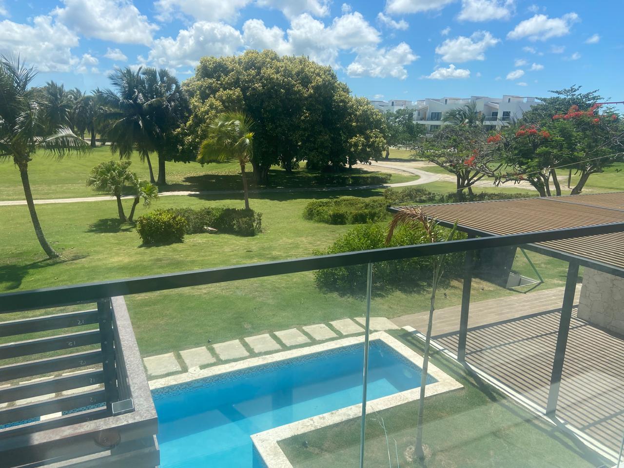 Elegante Apartamento con Vista al Campo de Golf en Higüey