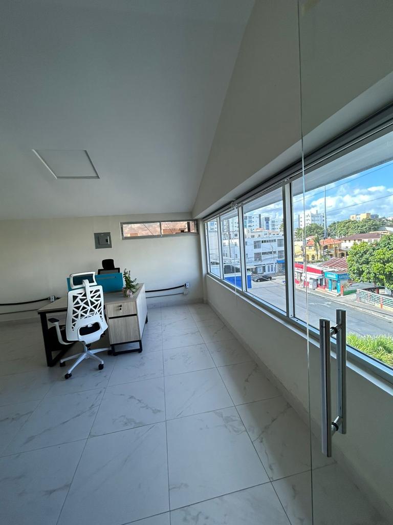 Amplio Local Comercial en Santiago con Excelente Ubicación y Luz Natural