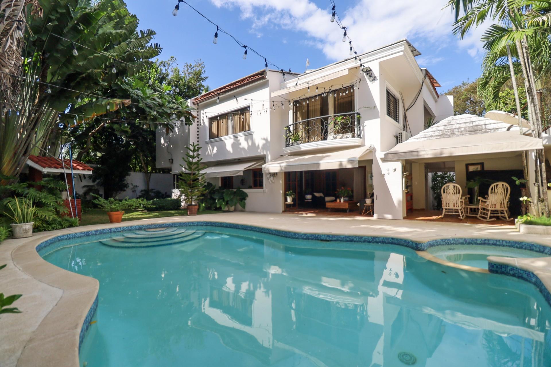 ¡Tu Refugio Ideal! Elegante Residencia con Piscina y Energía Solar  ☀️