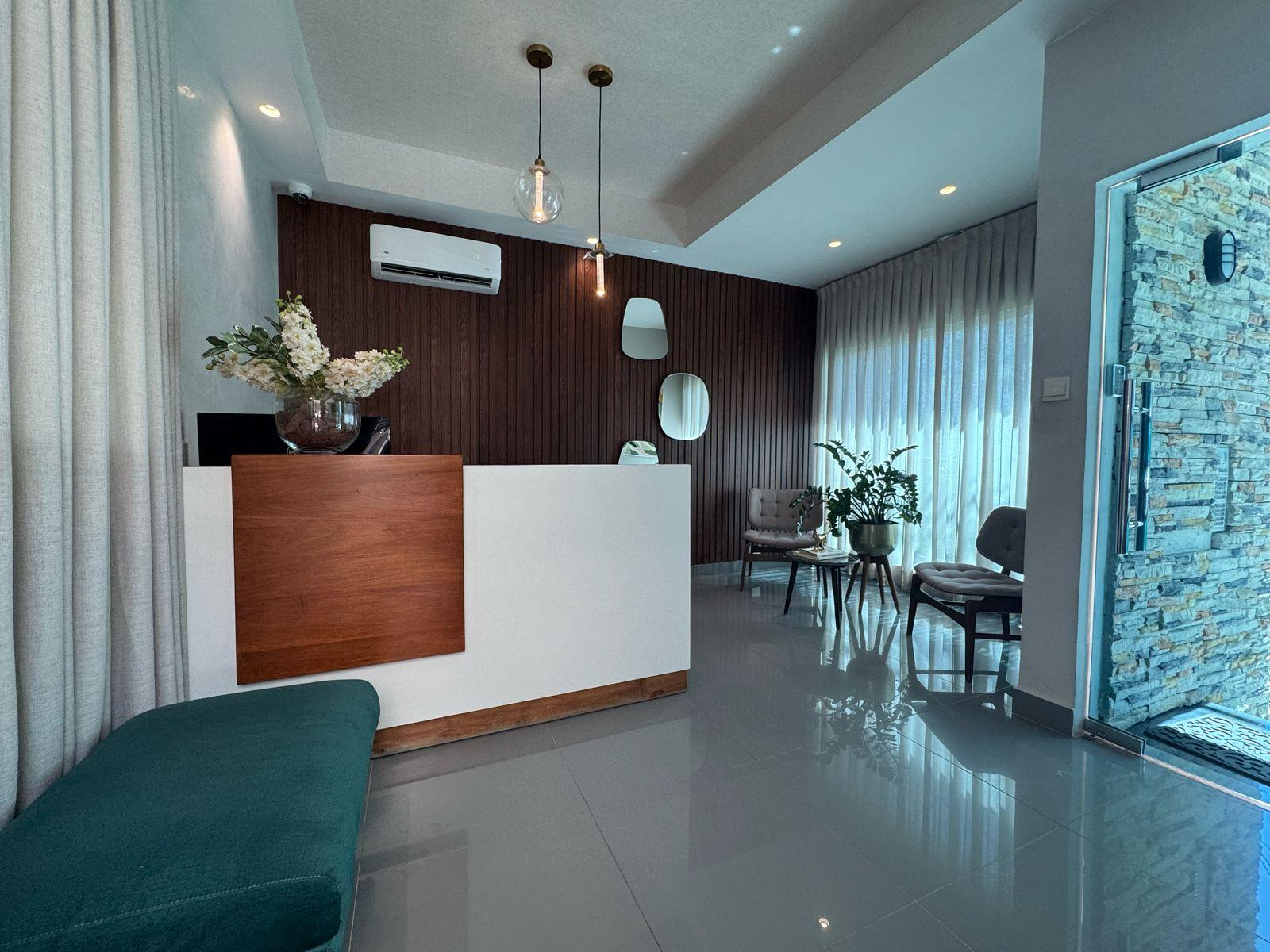 Iluminado apto con balcón tipo terraza