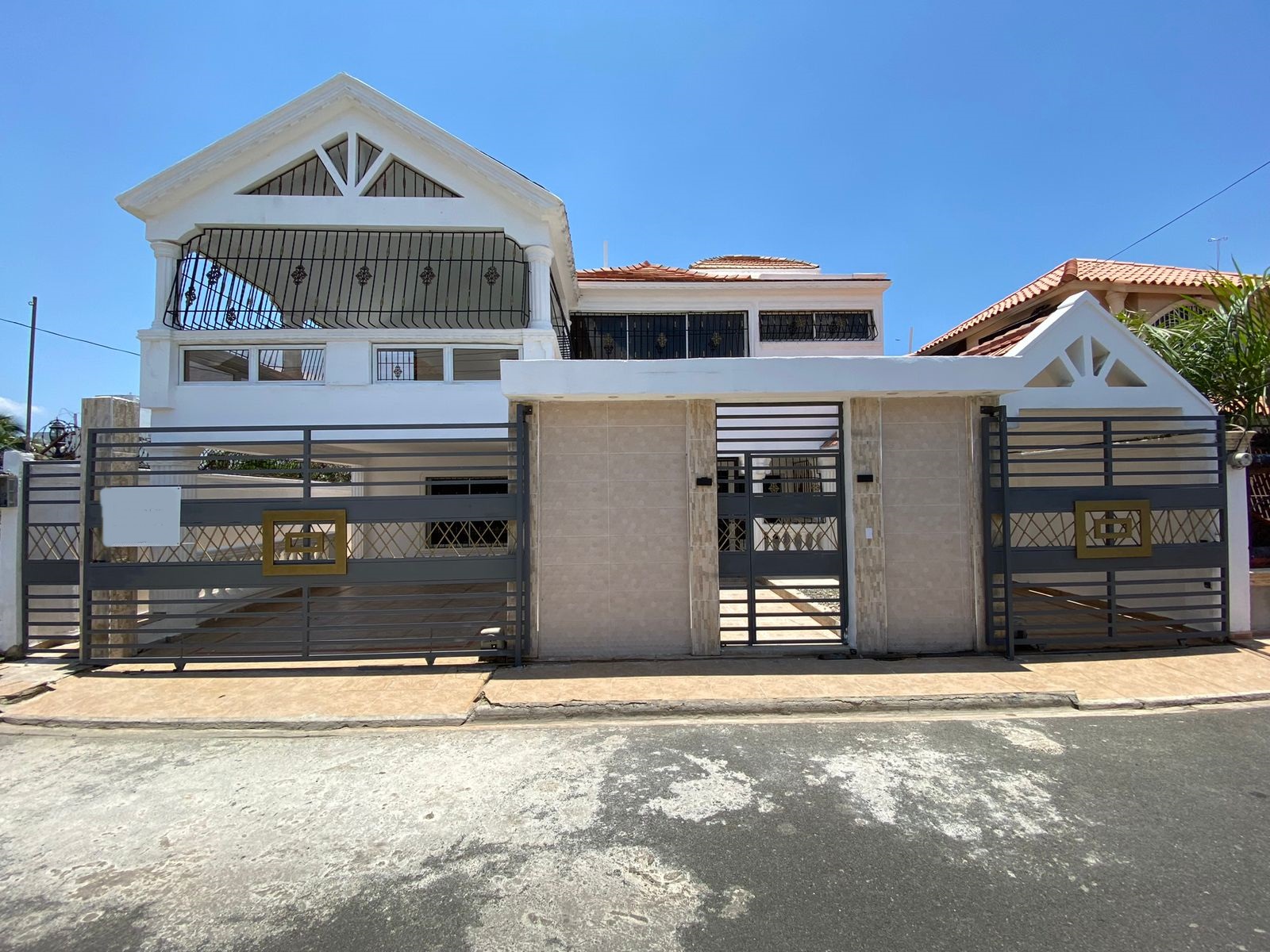 Amplia casa de 2 niveles en Prado Oriental