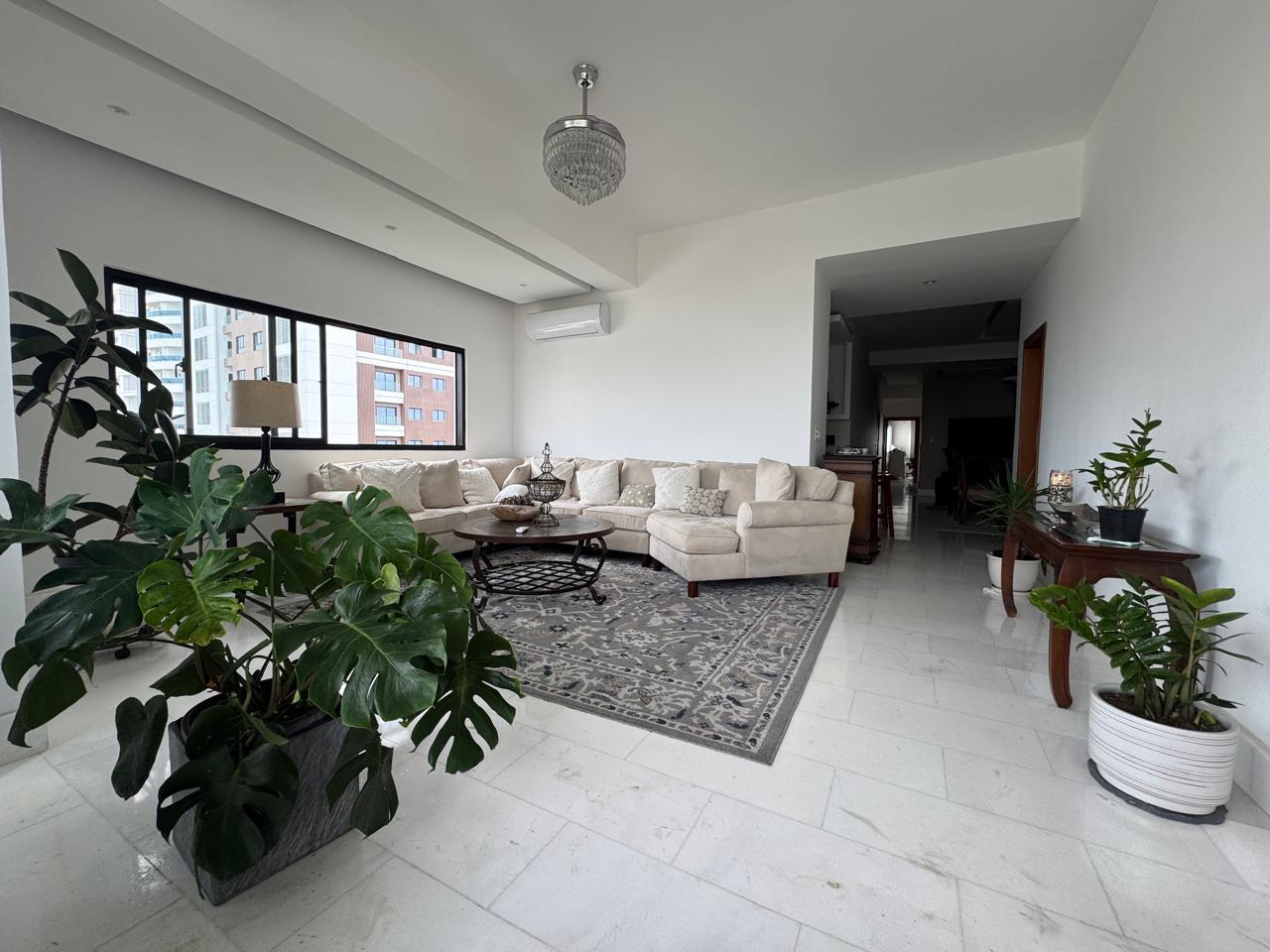 Luminoso y ventilado apartamento en Cacicazgos