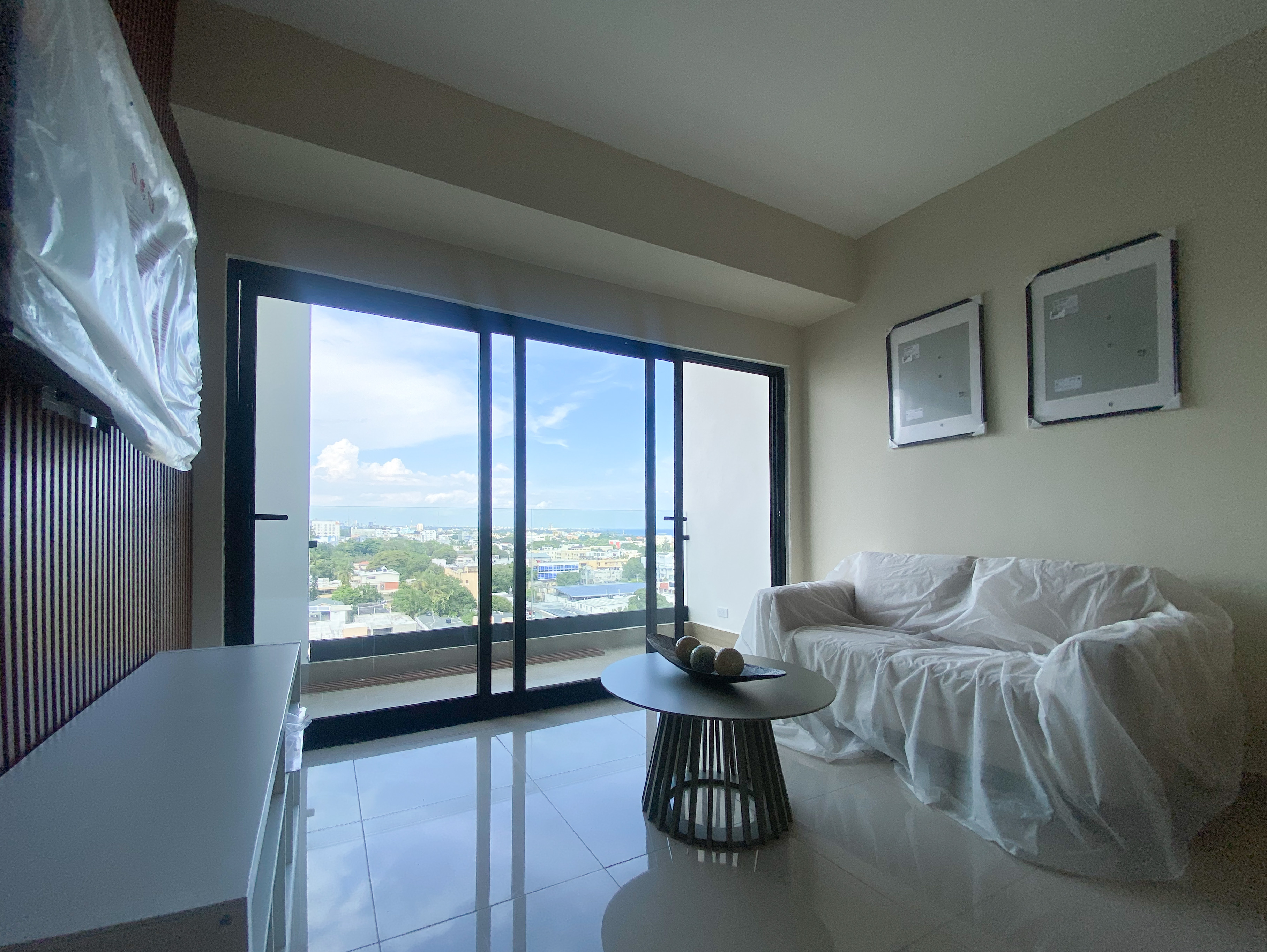 Apartamento full amueblado en la zona de Gazcue con balcon e impresionante vista de la ciudad para entregarlos con los plasticos puestos.