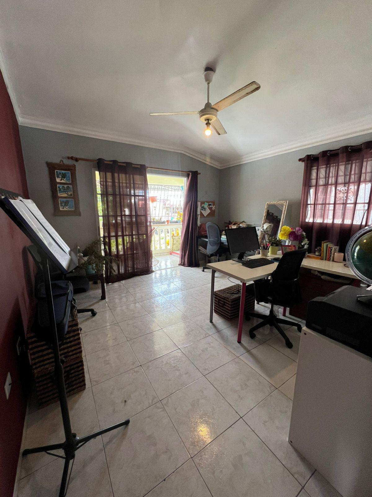 Se vende cómoda casa   con jardín y piscina