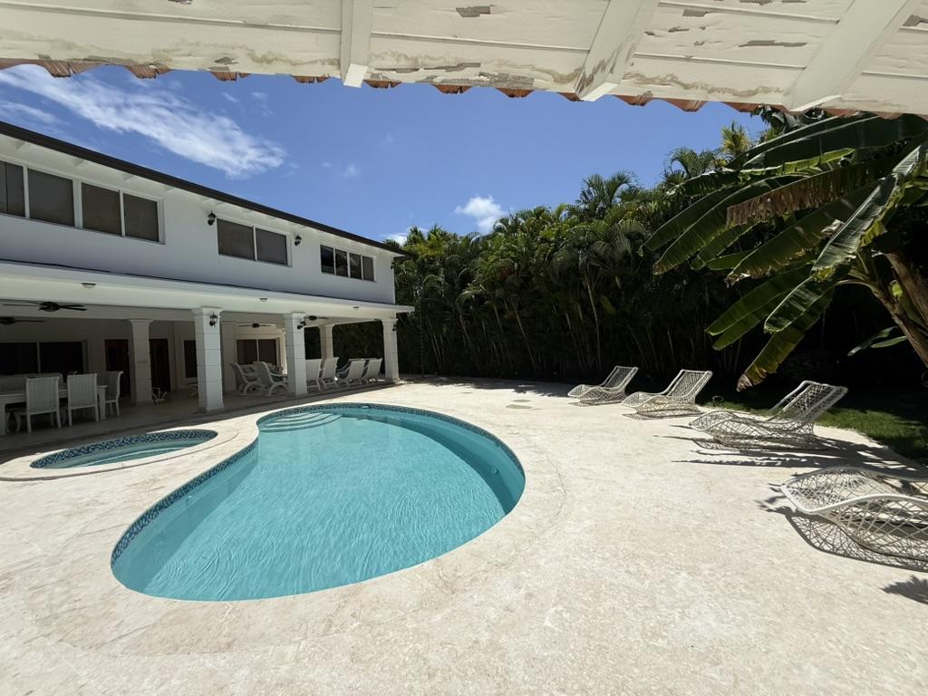 ¡Vive el Sueño en la Villa Más Exclusiva de Metro Country Club!