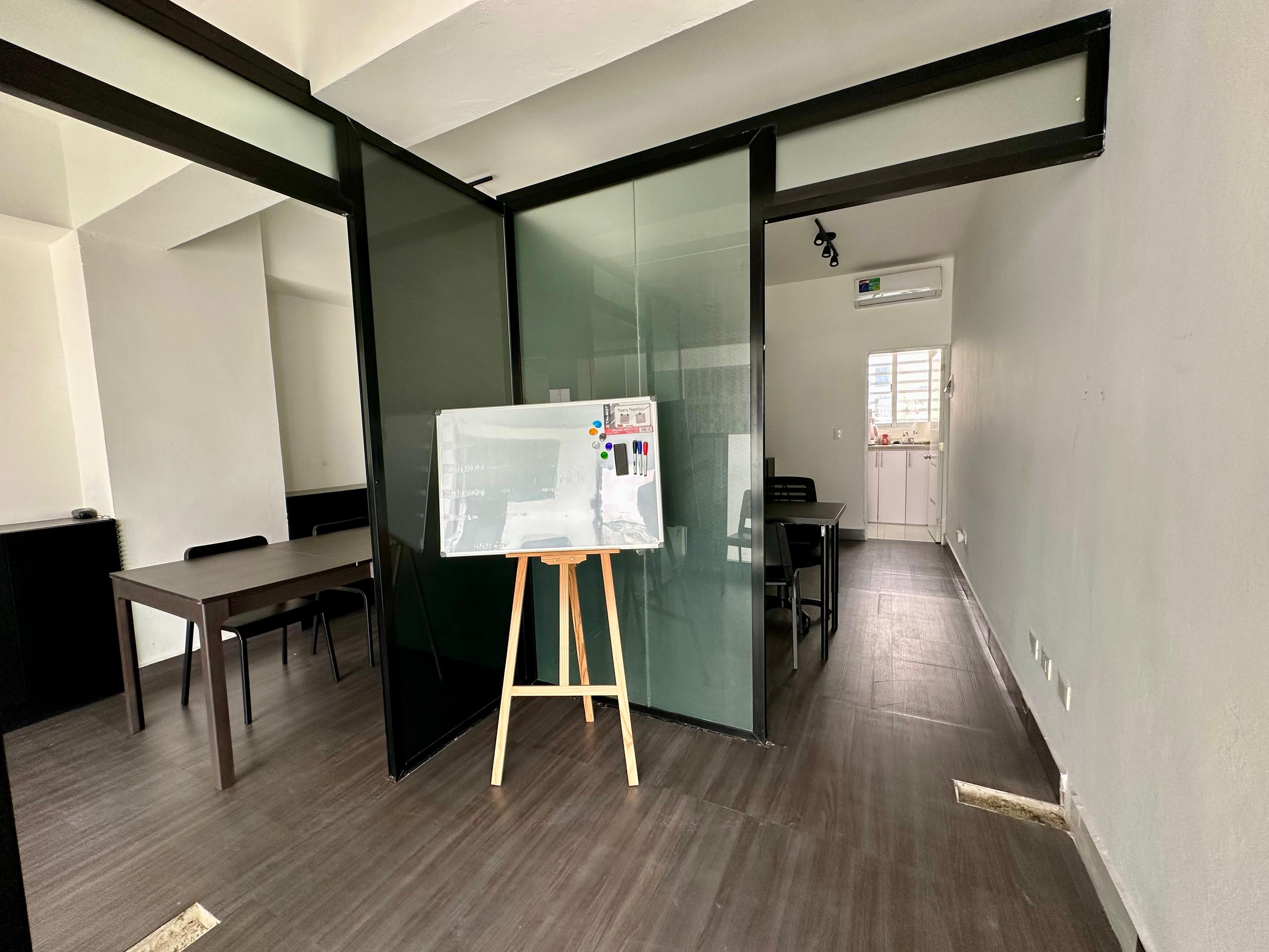 Excelente local comercial para oficina, negocio y mas.