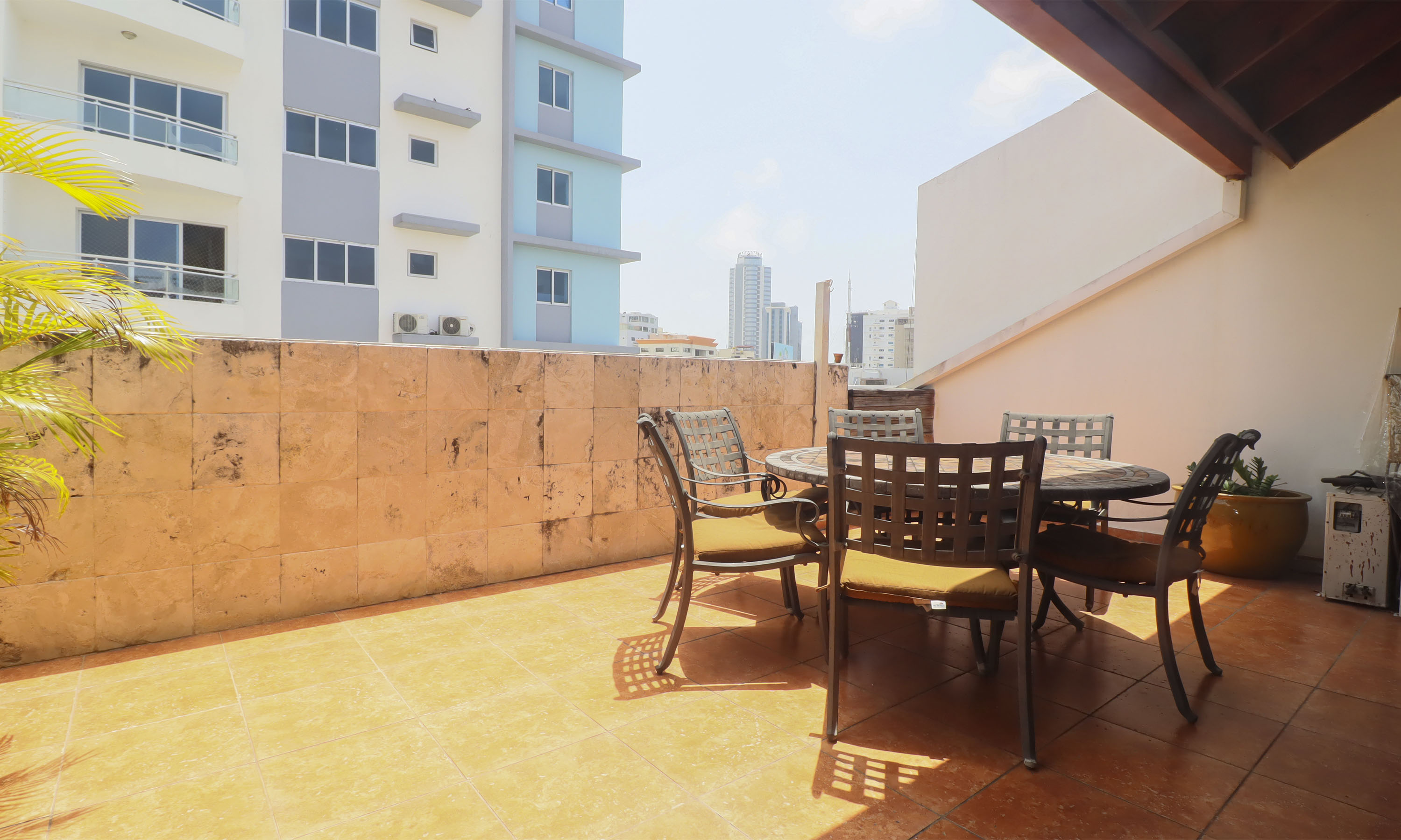 Amplio, Fresco e Iluminado Penthouse clasico en Piantini