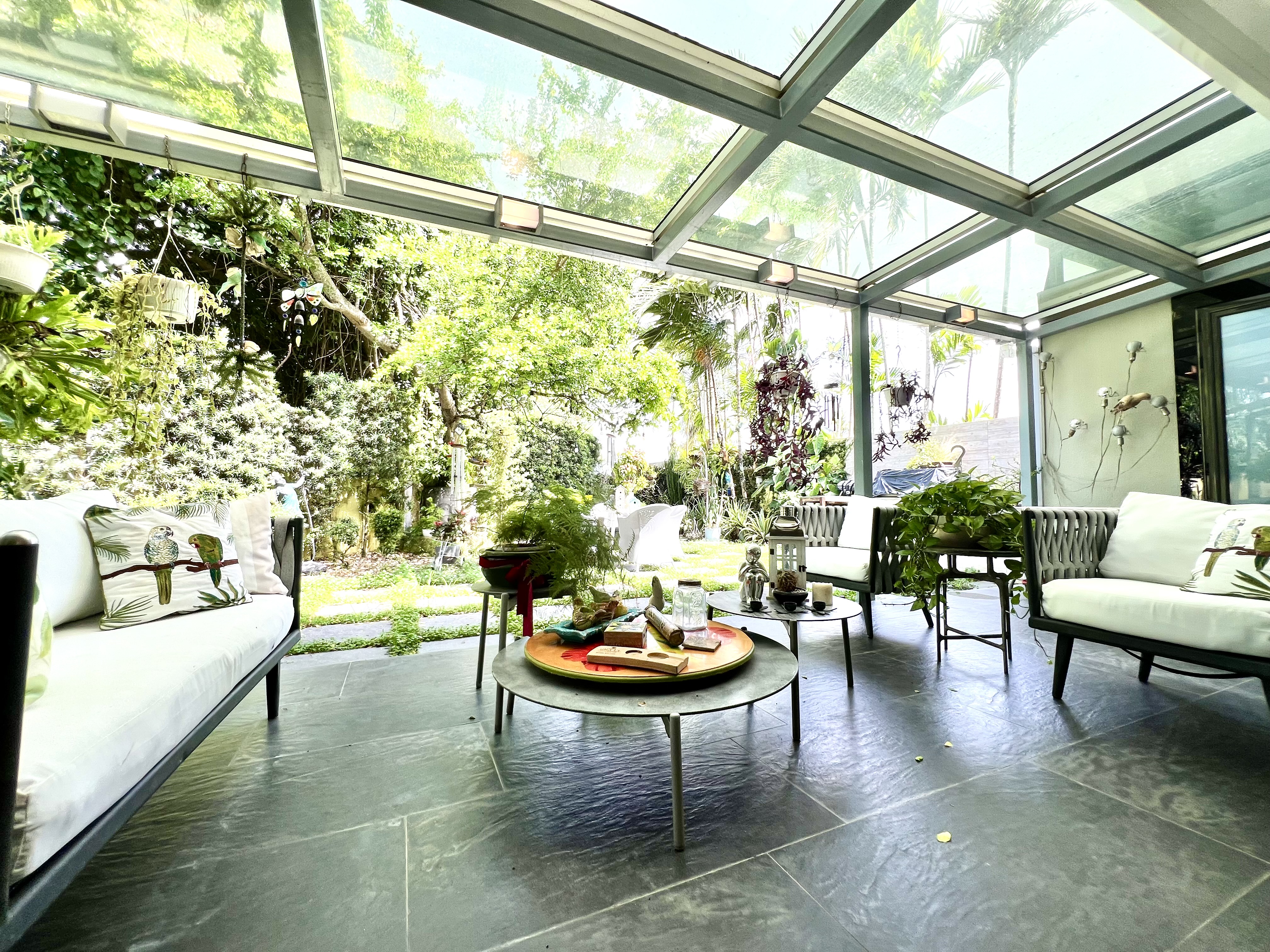 Hermosa casa en residencial cerrado en Arroyo Hondo Viejo.