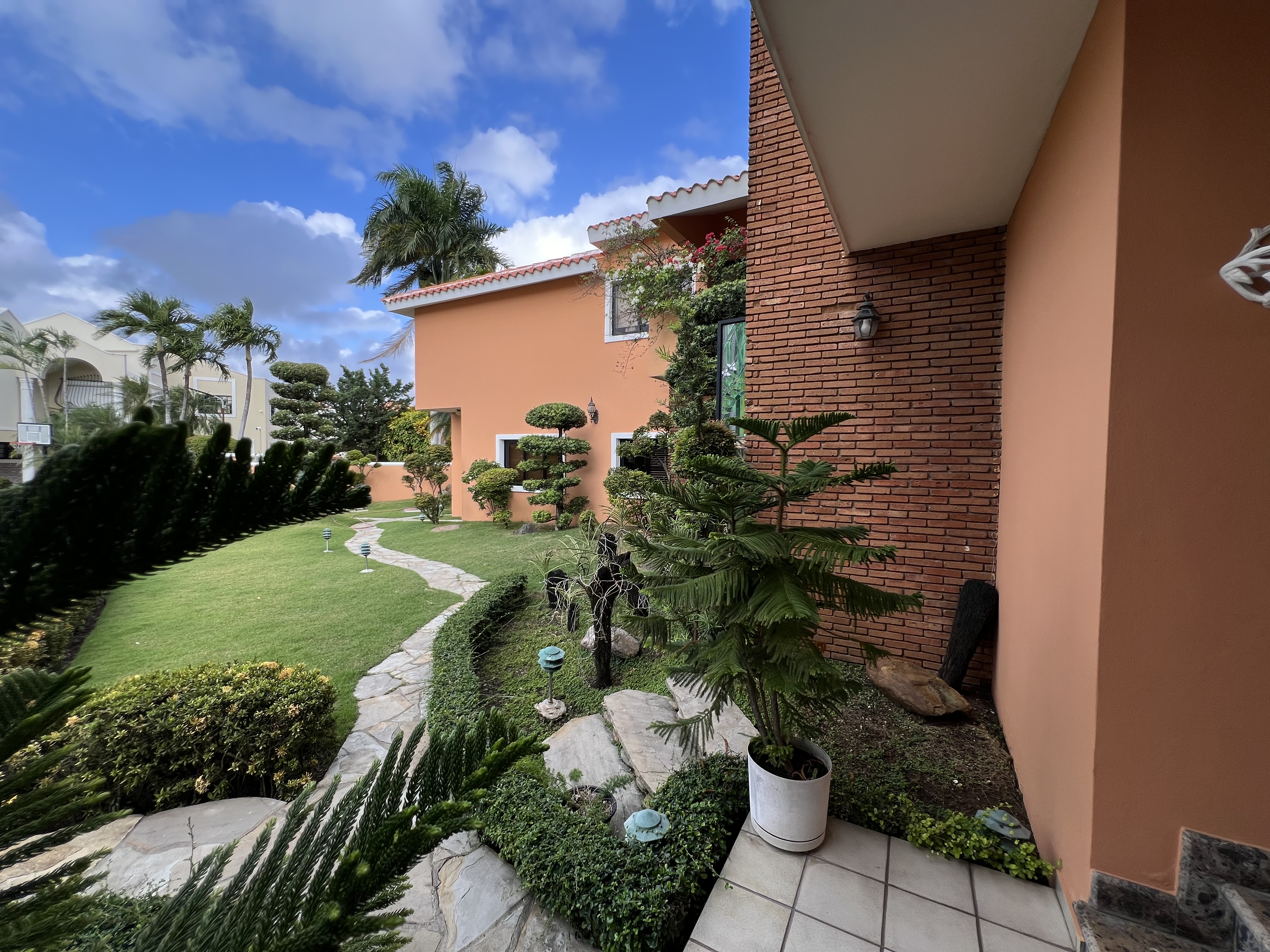 Amplia casa en Las Praderas 993 MT2