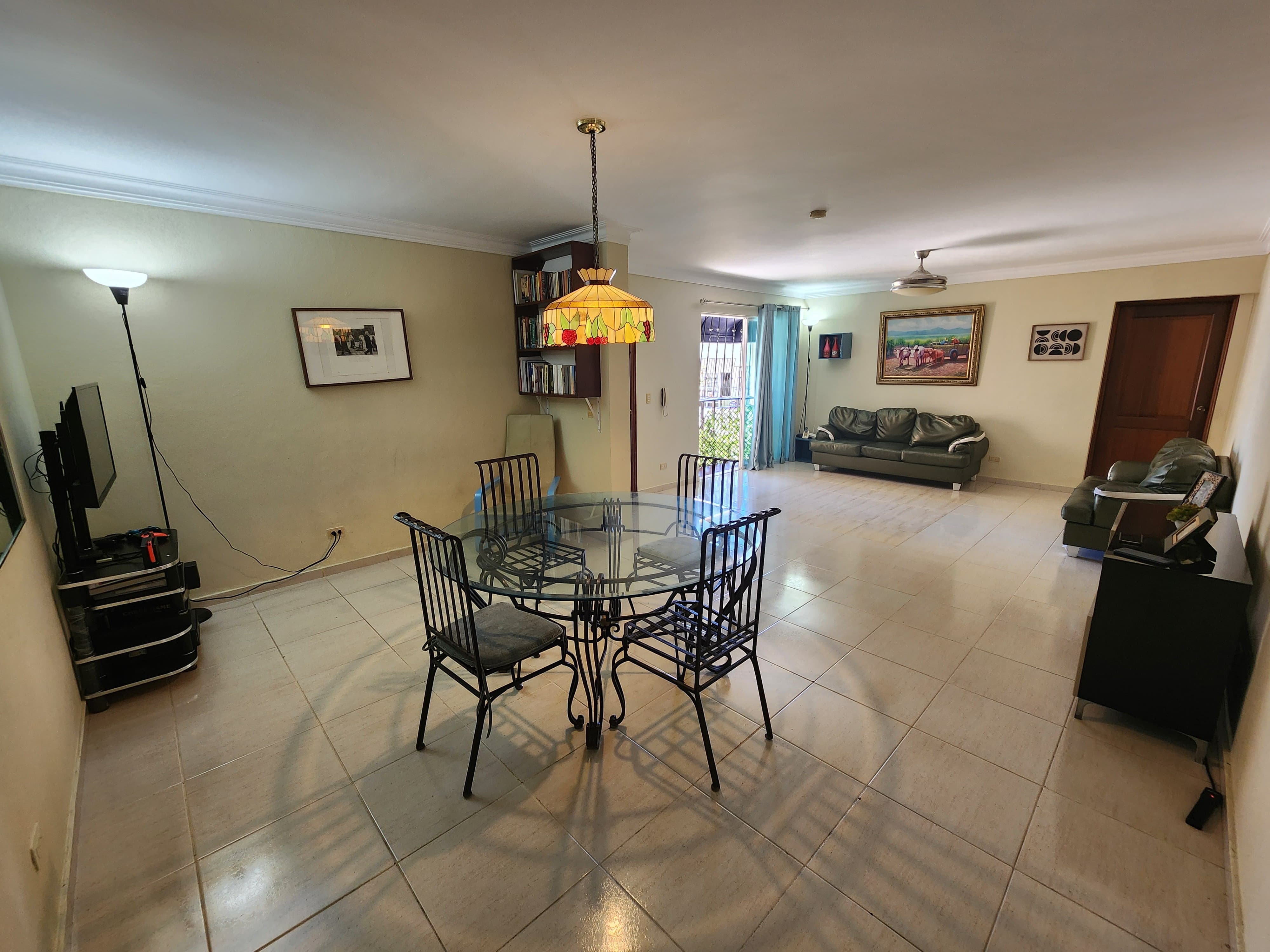 Apartamento en Viejo Arroyo Hondo, 3er nivel.