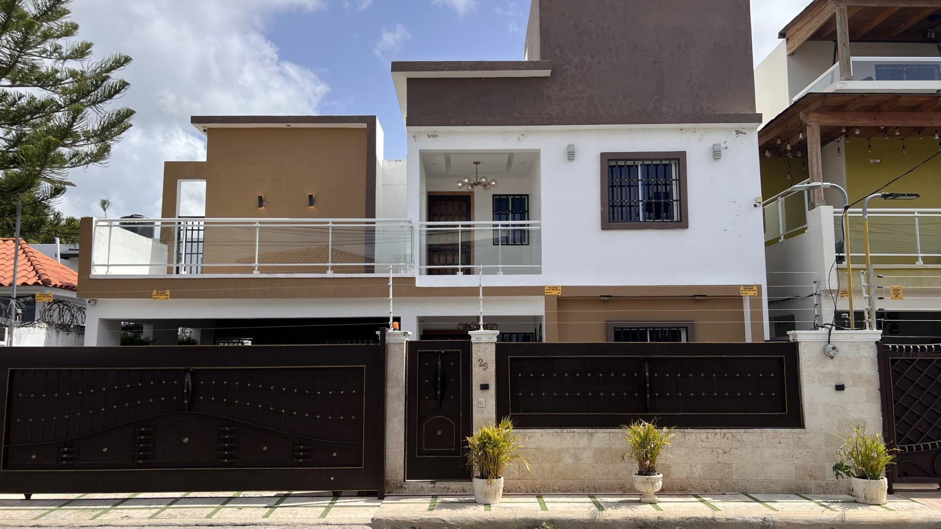 ¡Tu nuevo hogar te espera en Prado Oriental!   Moderna Casa de 2 Niveles con Todo Incluido Descubre esta espectacular residencia de 2 niveles con fachada moderna ubicada en una de las zonas más tranquilas y de mayor crecimiento: Prado Oriental.