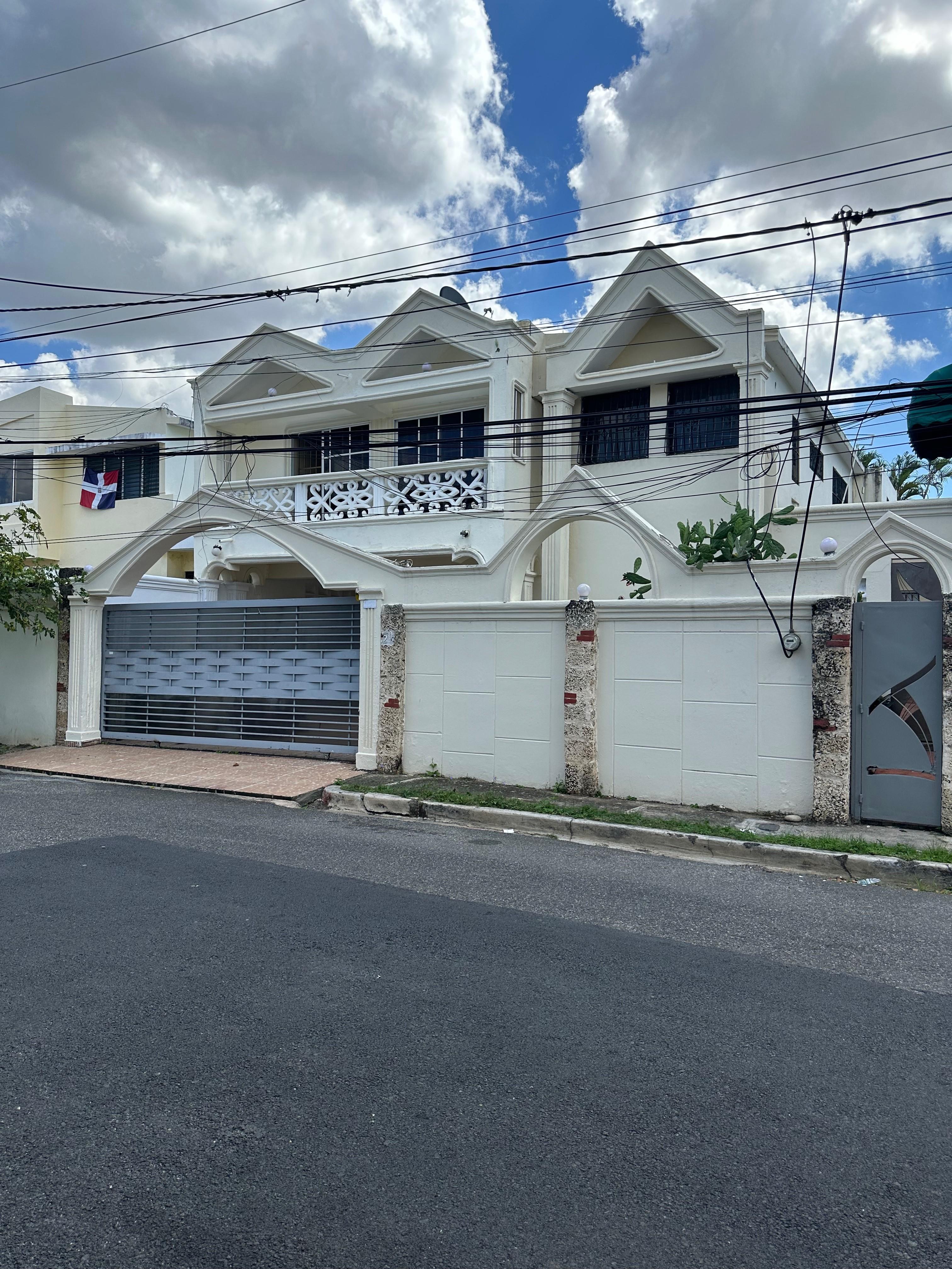 Casa en Las Praderas de dos niveles 4 habitaciones en Venta