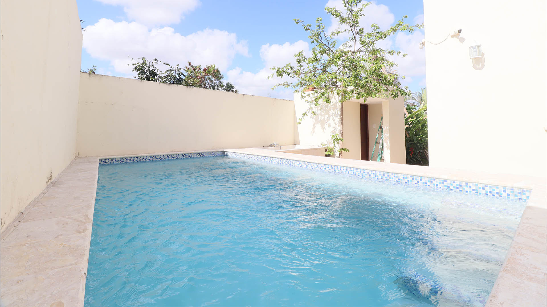 AMPLIA CASA CON PATIO Y PISCINA