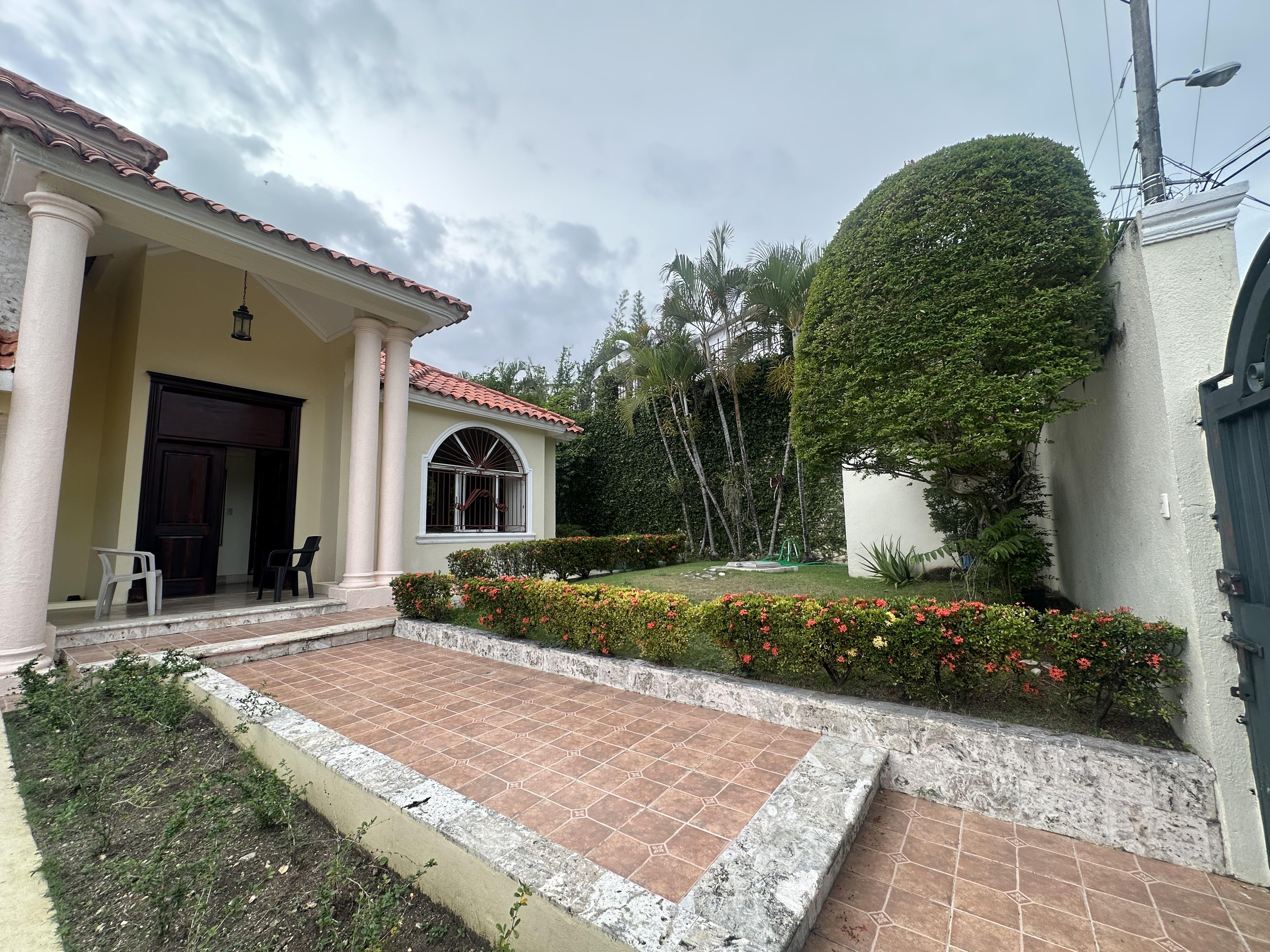 Amplia Casa con excelente distribución de 4Habs