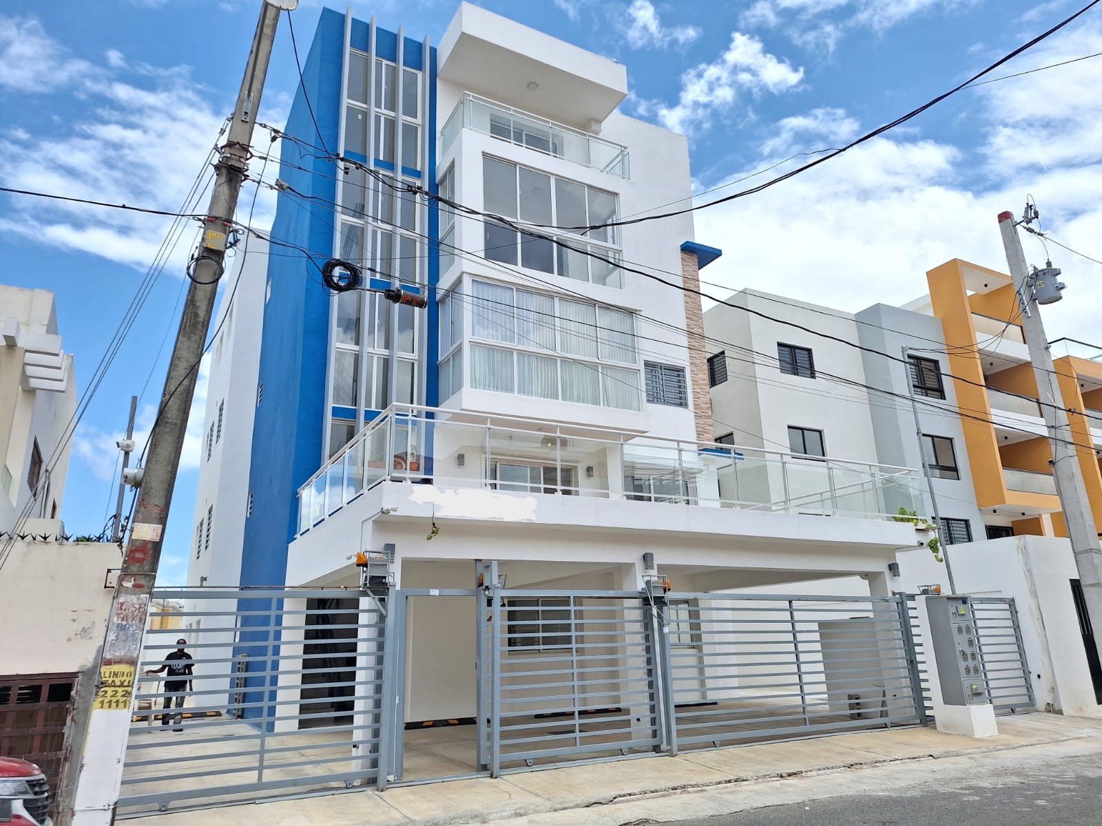 Moderno y hermoso edificio Residencial de 4 unidades en Mirador Del Este