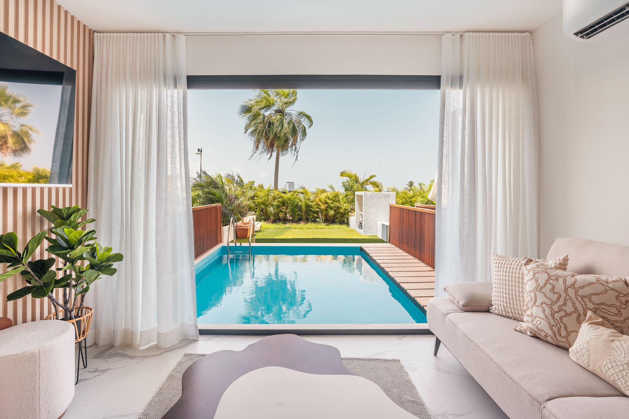 Apartamento en alquiler de 3 niveles con piscina privada, jardín y Wi-Fi incluido