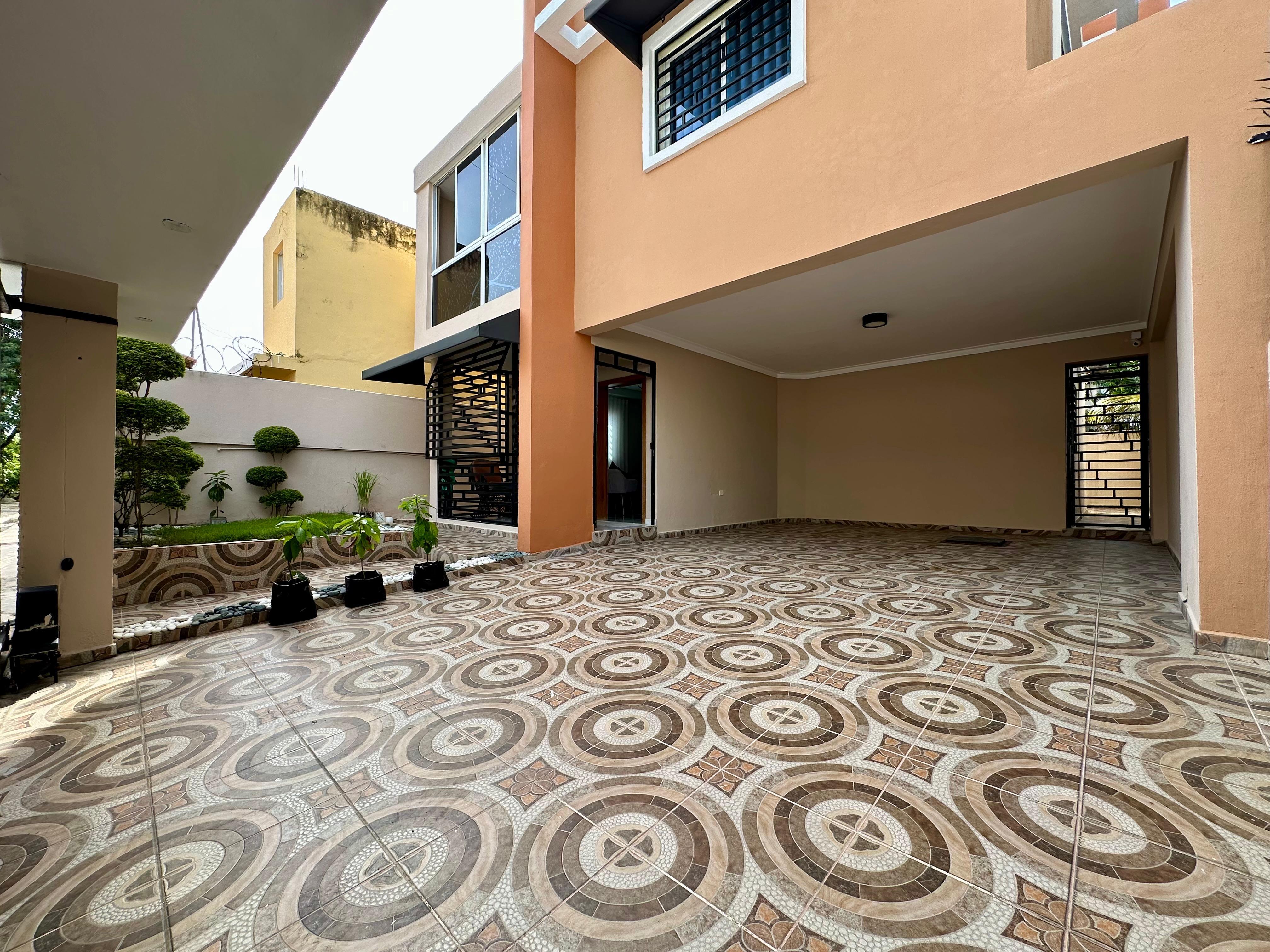 ¡Tu hogar ideal te espera en Brisas Oriental!    Casa en venta – Santo Domingo Este Vive con tranquilidad, comodidad y espacio en esta hermosa casa ubicada en una zona residencial en crecimiento.