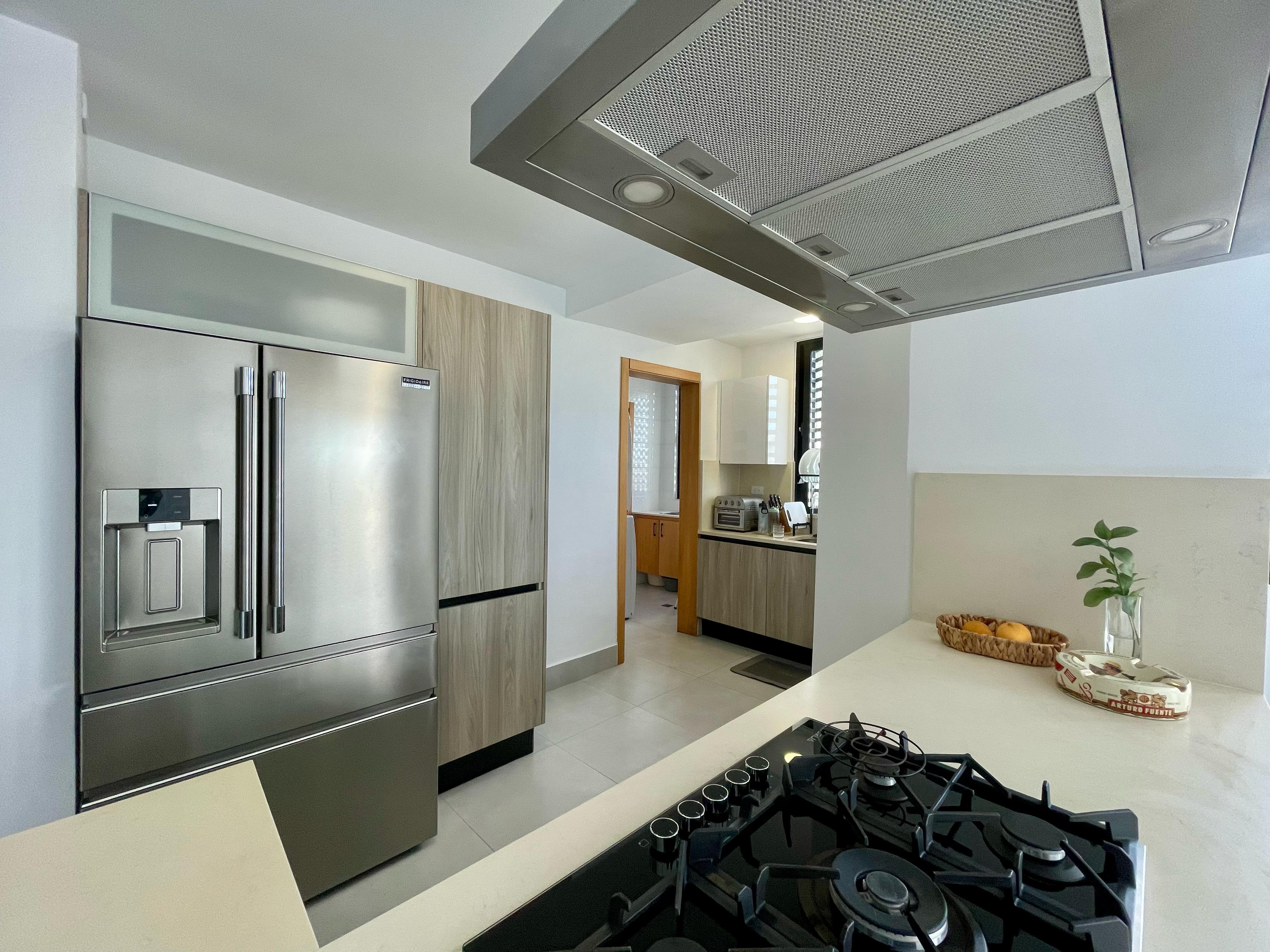 Penthouse de lujo con terraza privada, 3 parqueos, 3 lockers y vista panorámica en Evaristo Morales