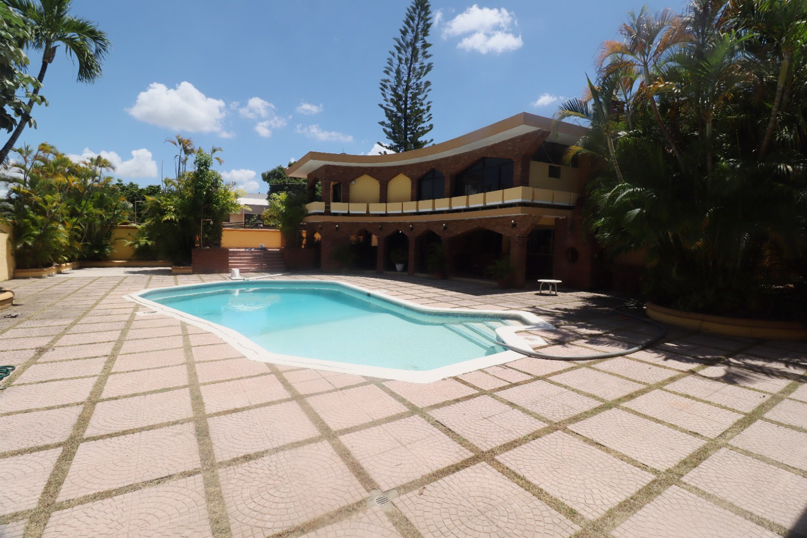 EXCELENTE Y AMPLIA CASA EN COLINA DE LOS RIOS!!