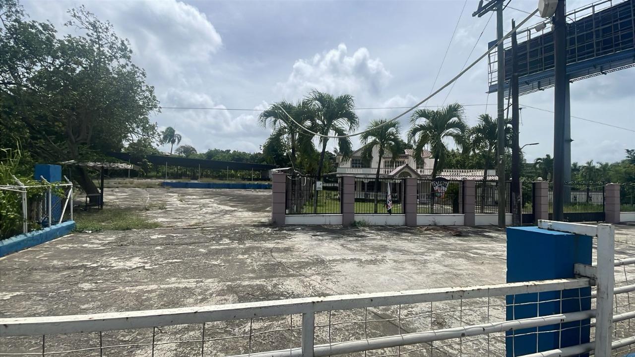 OPORTUNIDAD DE INVERSIÓN , LA VEGA – AMPLIO SOLAR CON CASA Y EXCELENTE UBICACIÓN