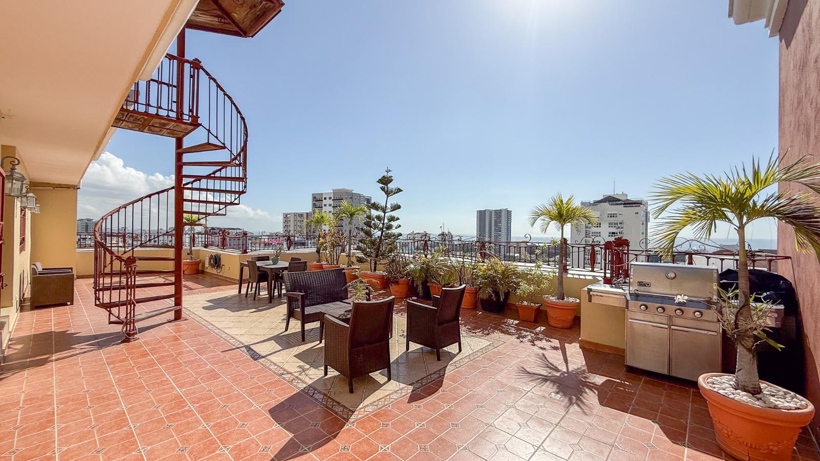 Exclusivo penthouse en Bella Vista con vista al mar.