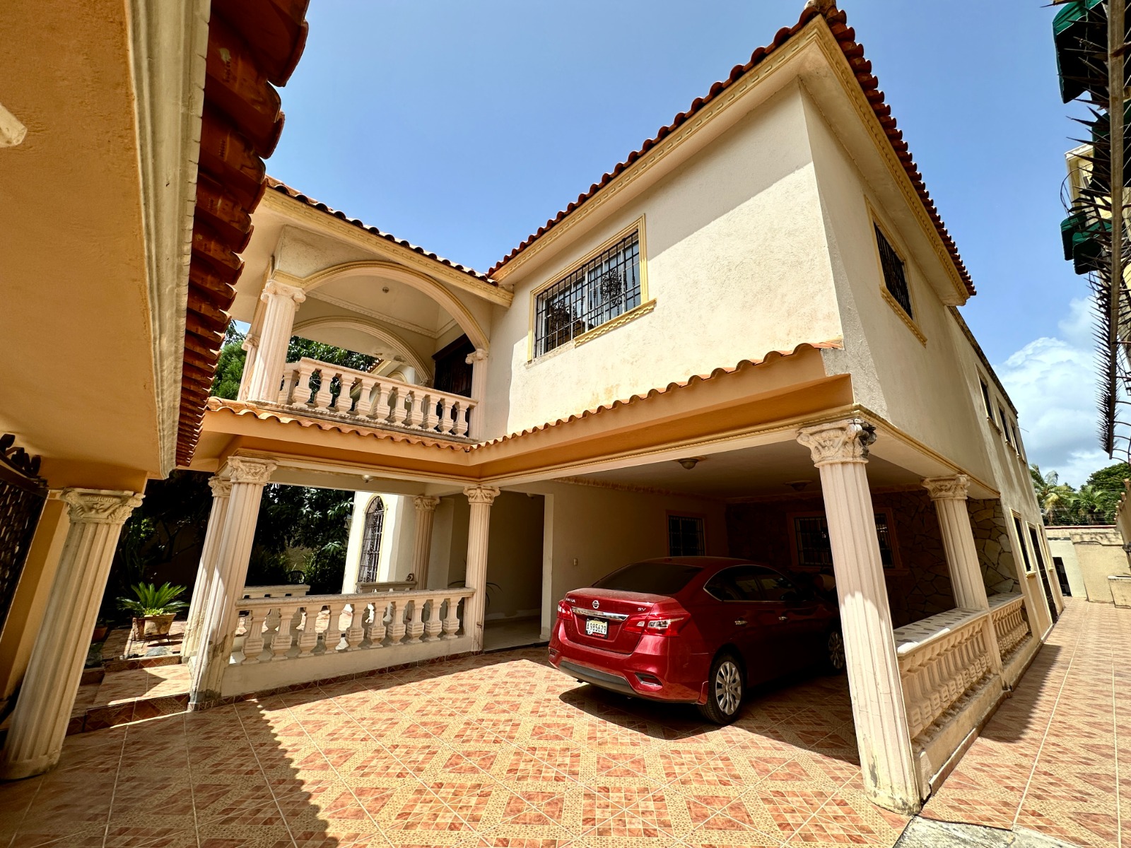 Casa de 2 niveles en Reparto los tres ojos