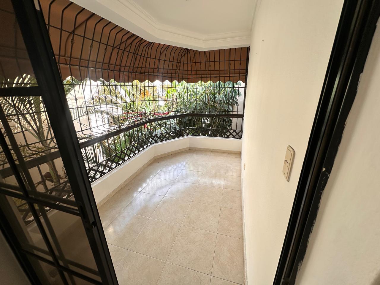 Penthouse en alquiler en Evaristo Morales – ¡Espacioso y Clásico!