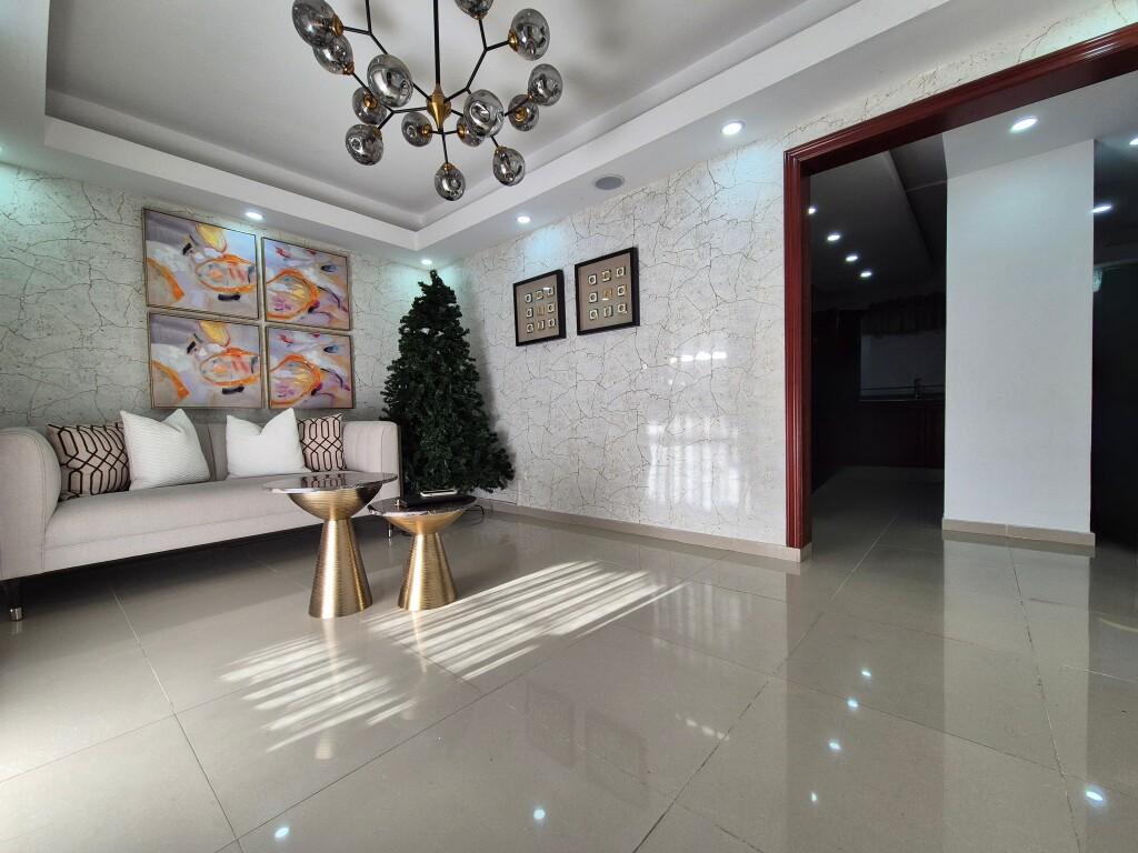 Amplio apartamento de 3 habitaciones y 2 parqueos en Vista Hermosa