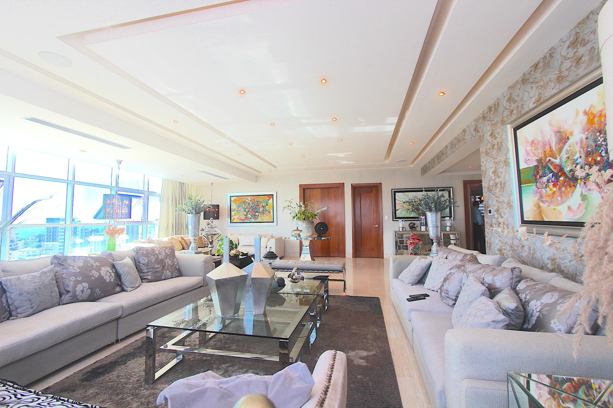 Penthouse en Naco de 4 habitaciones y 4 parqueos con 2 niveles y vista al mar