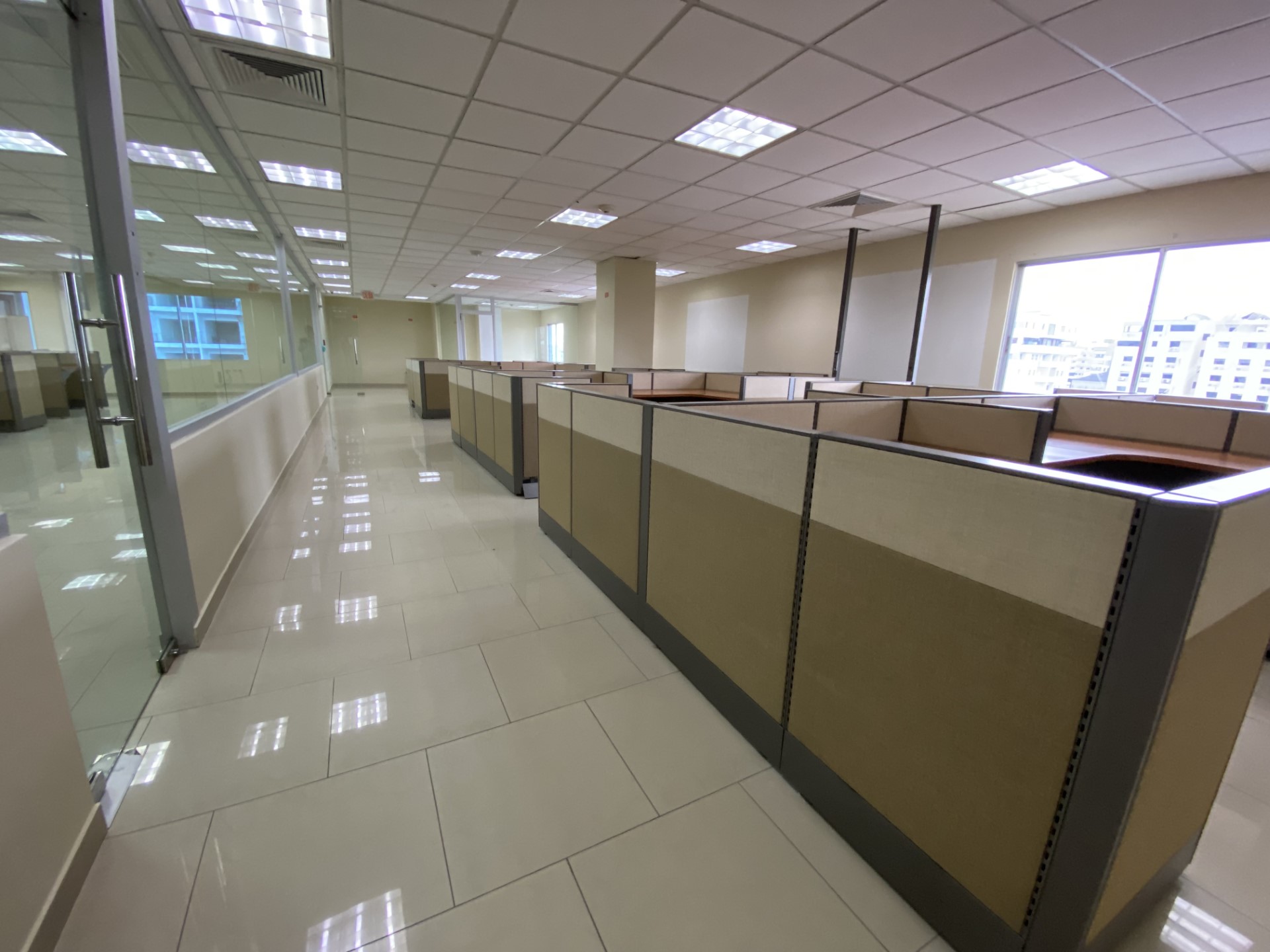 Oficina en torre Comercial en Evaristo Morales