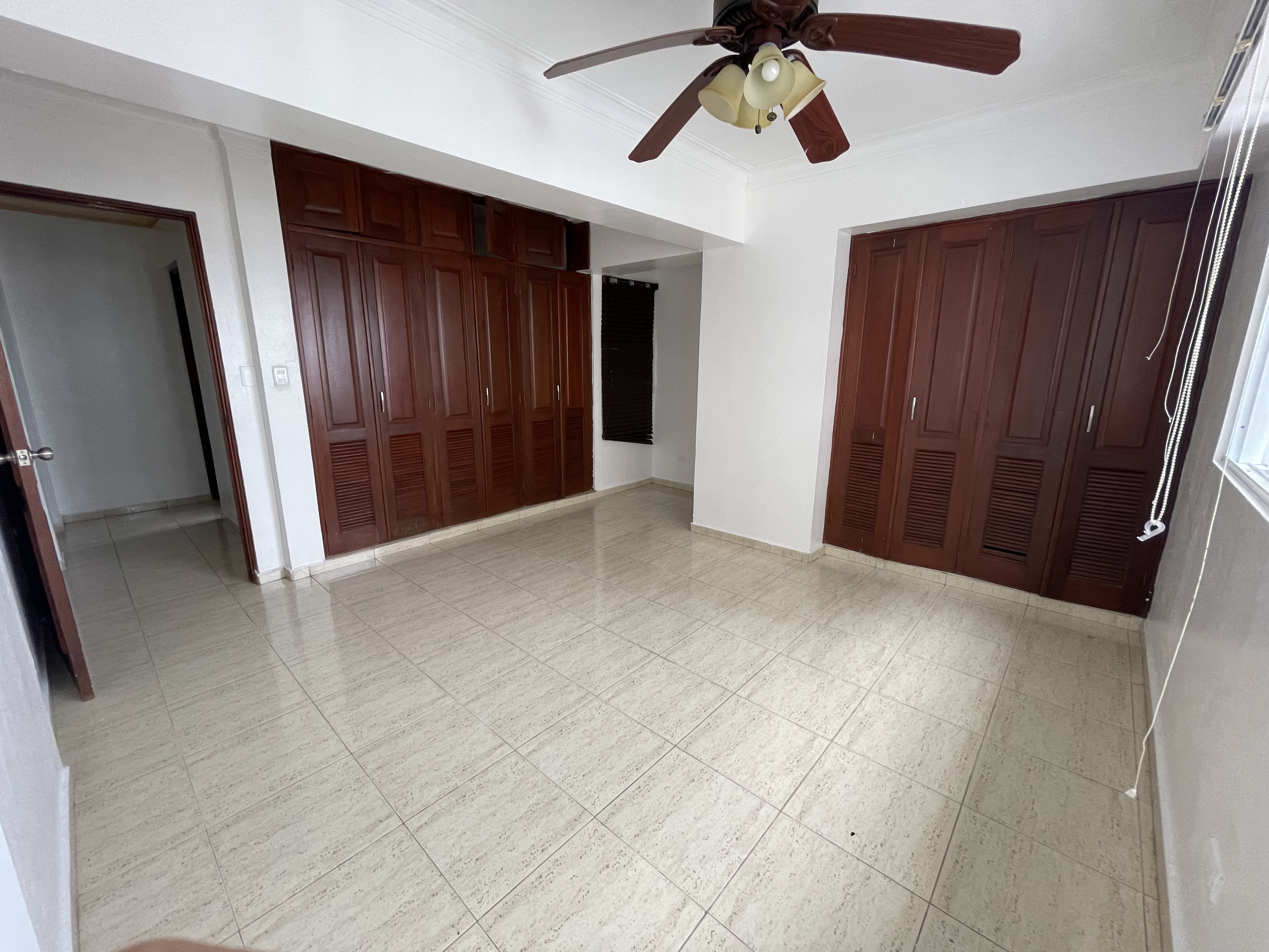 VENTA DE APARTAMENTO EN TORRE FAMILIAR EN LA EXCLUSIVA ZONA DE EVARISTO MORALES